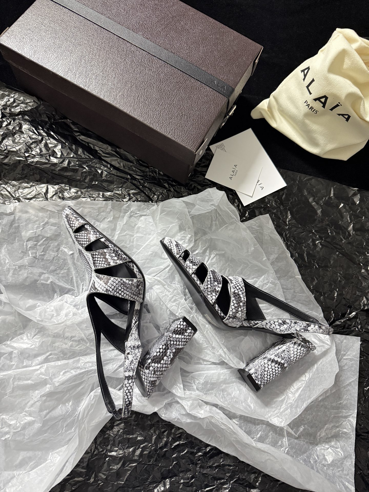 ALAIA 𝟐𝟔/𝐀𝐖新品ALAÏA 蛇纹镂空后空凉鞋｜高定野性的流动诗意ALAÏA 以蛇纹压纹皮革重塑