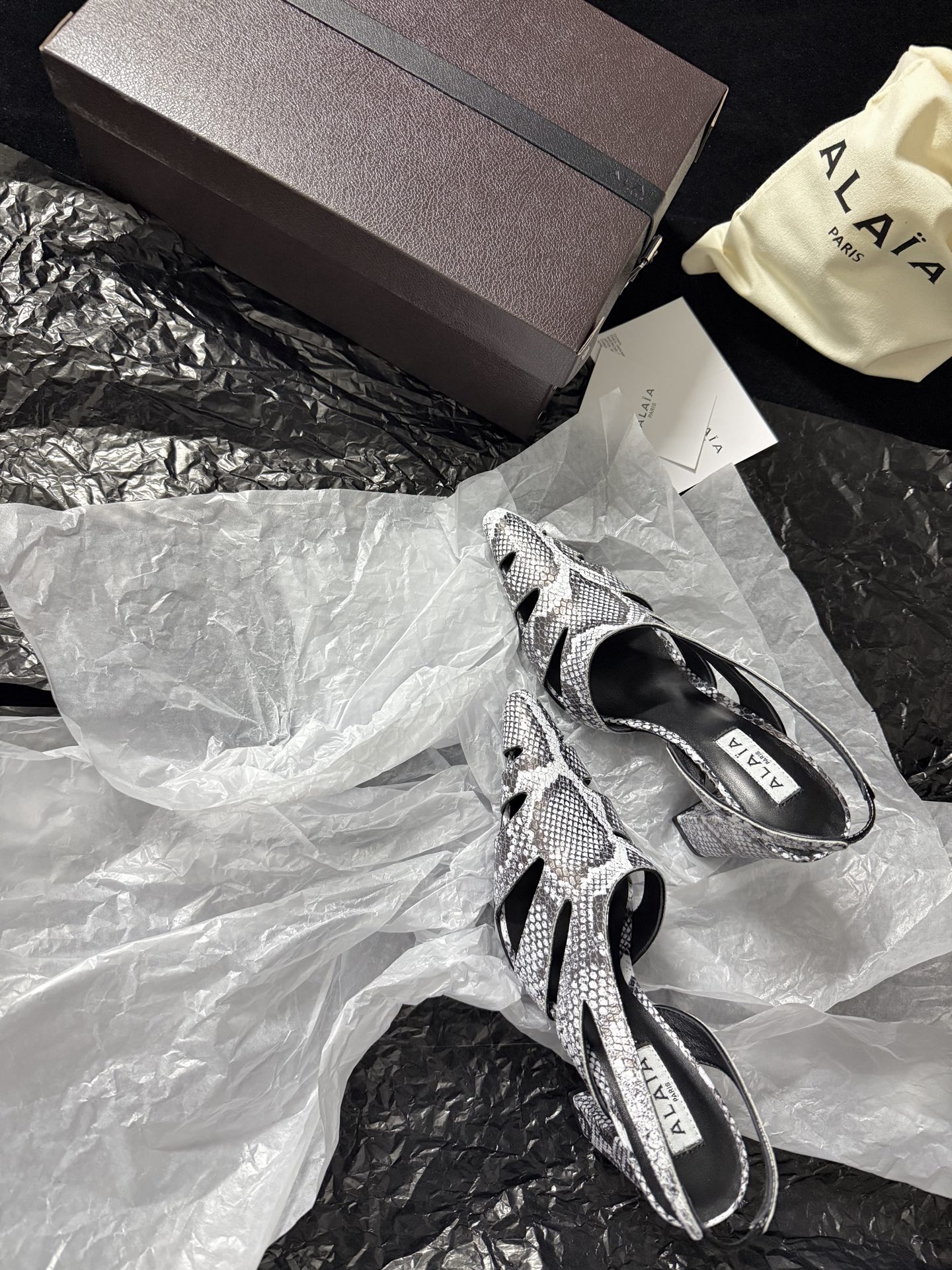 ALAIA 𝟐𝟔/𝐀𝐖新品ALAÏA 蛇纹镂空后空凉鞋｜高定野性的流动诗意ALAÏA 以蛇纹压纹皮革重塑