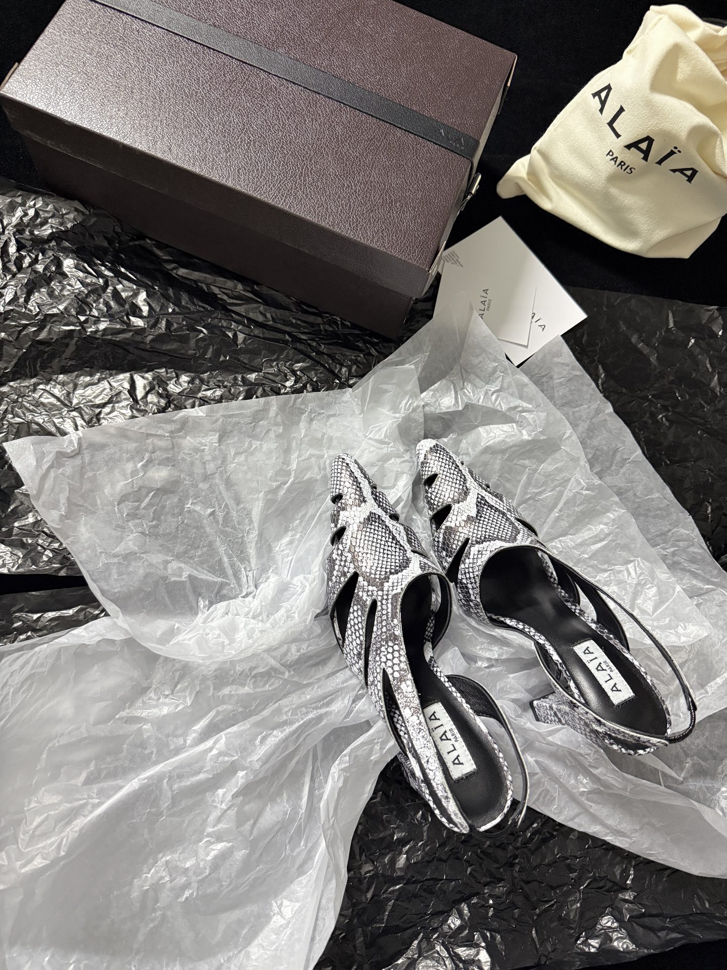 ALAIA 𝟐𝟔/𝐀𝐖新品ALAÏA 蛇纹镂空后空凉鞋｜高定野性的流动诗意ALAÏA 以蛇纹压纹皮革重塑