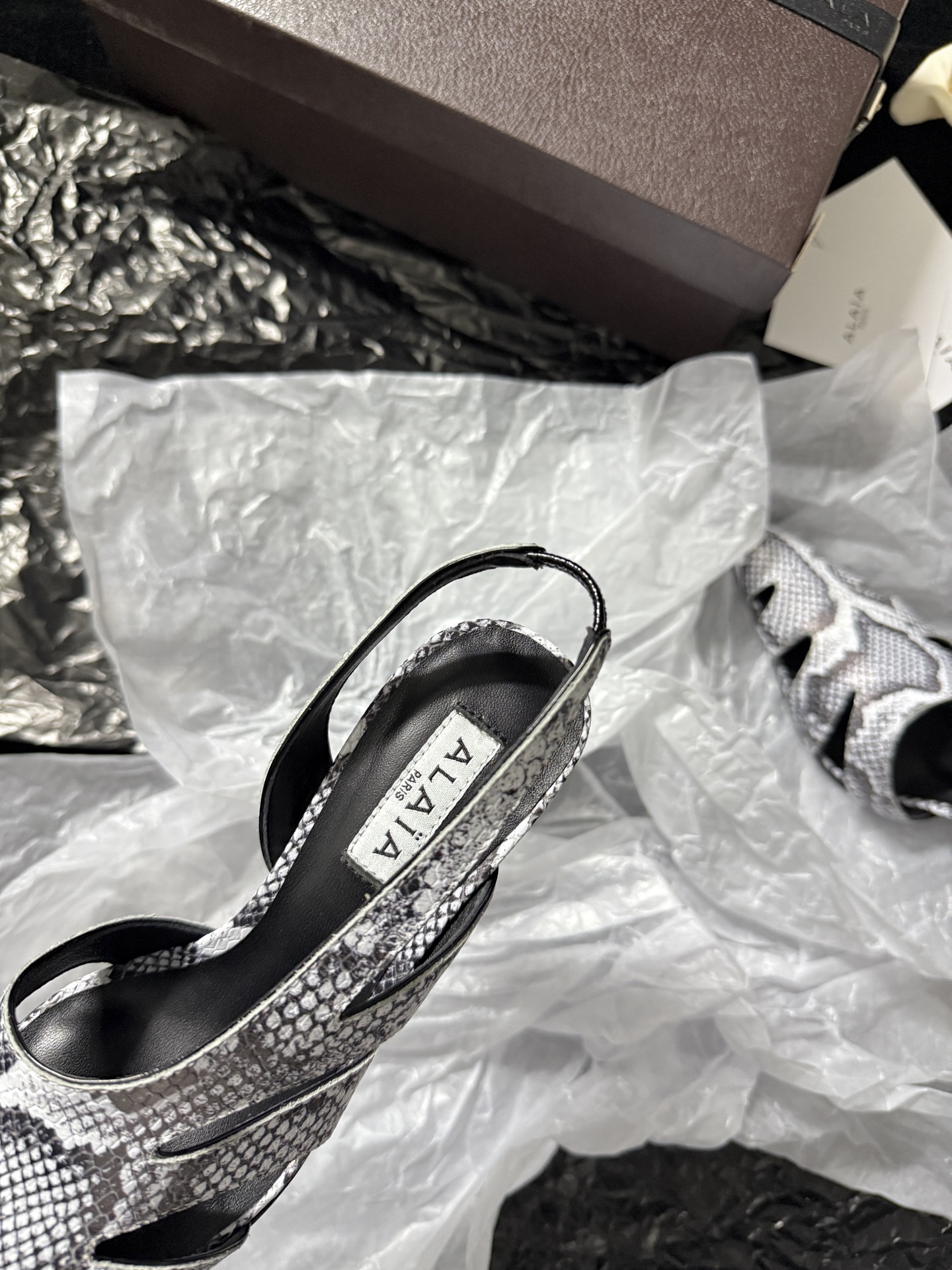 ALAIA 𝟐𝟔/𝐀𝐖新品ALAÏA 蛇纹镂空后空凉鞋｜高定野性的流动诗意ALAÏA 以蛇纹压纹皮革重塑