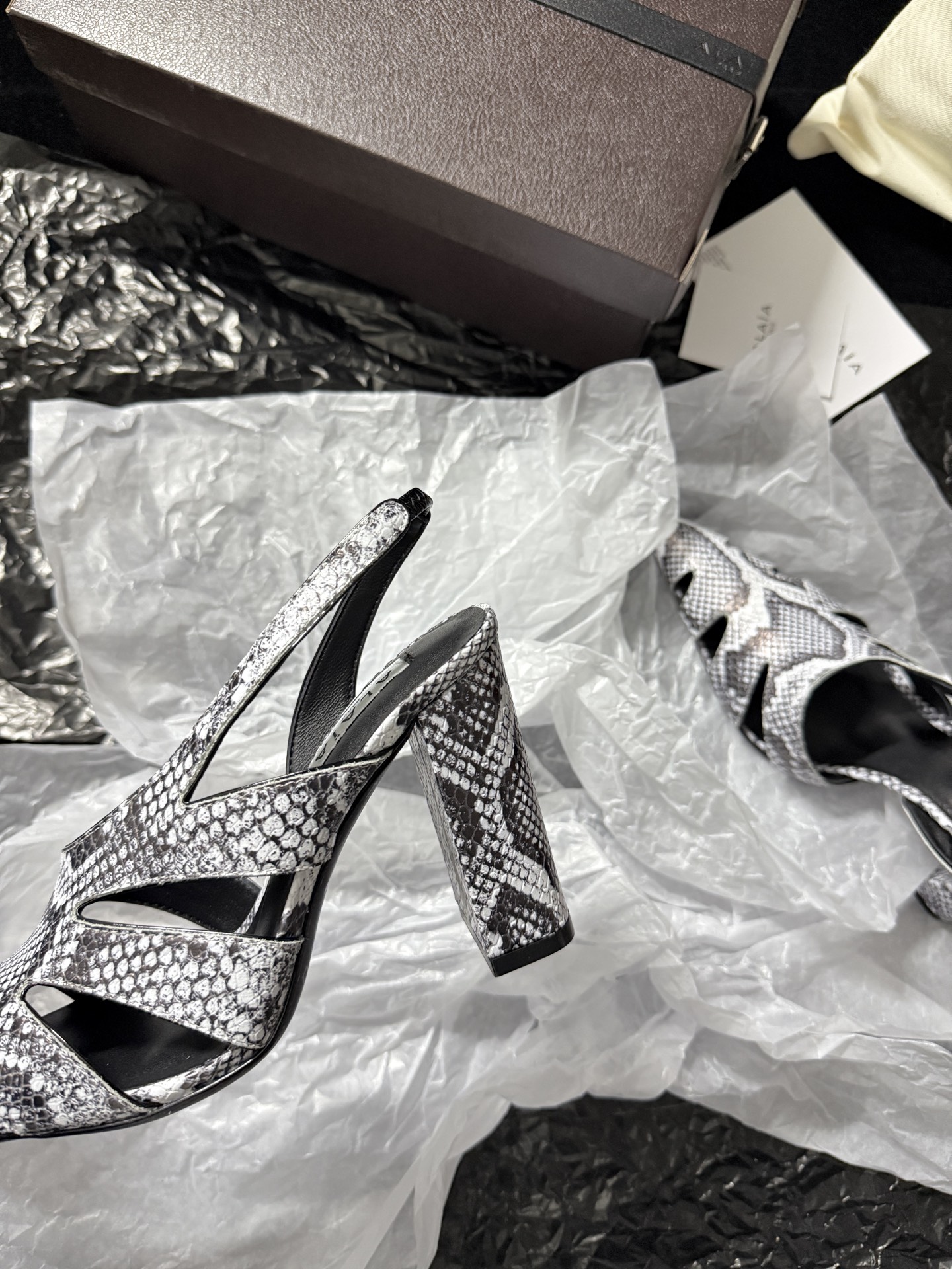 ALAIA 𝟐𝟔/𝐀𝐖新品ALAÏA 蛇纹镂空后空凉鞋｜高定野性的流动诗意ALAÏA 以蛇纹压纹皮革重塑