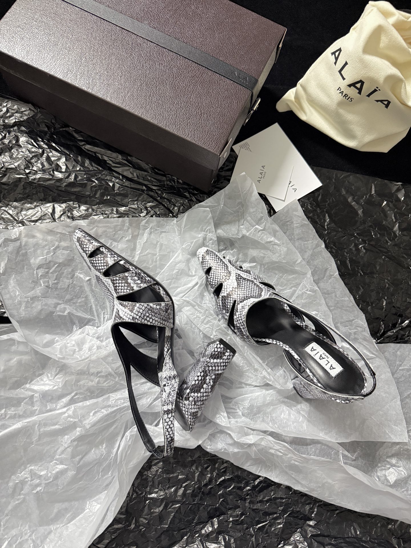 ALAIA 𝟐𝟔/𝐀𝐖新品ALAÏA 蛇纹镂空后空凉鞋｜高定野性的流动诗意ALAÏA 以蛇纹压纹皮革重塑