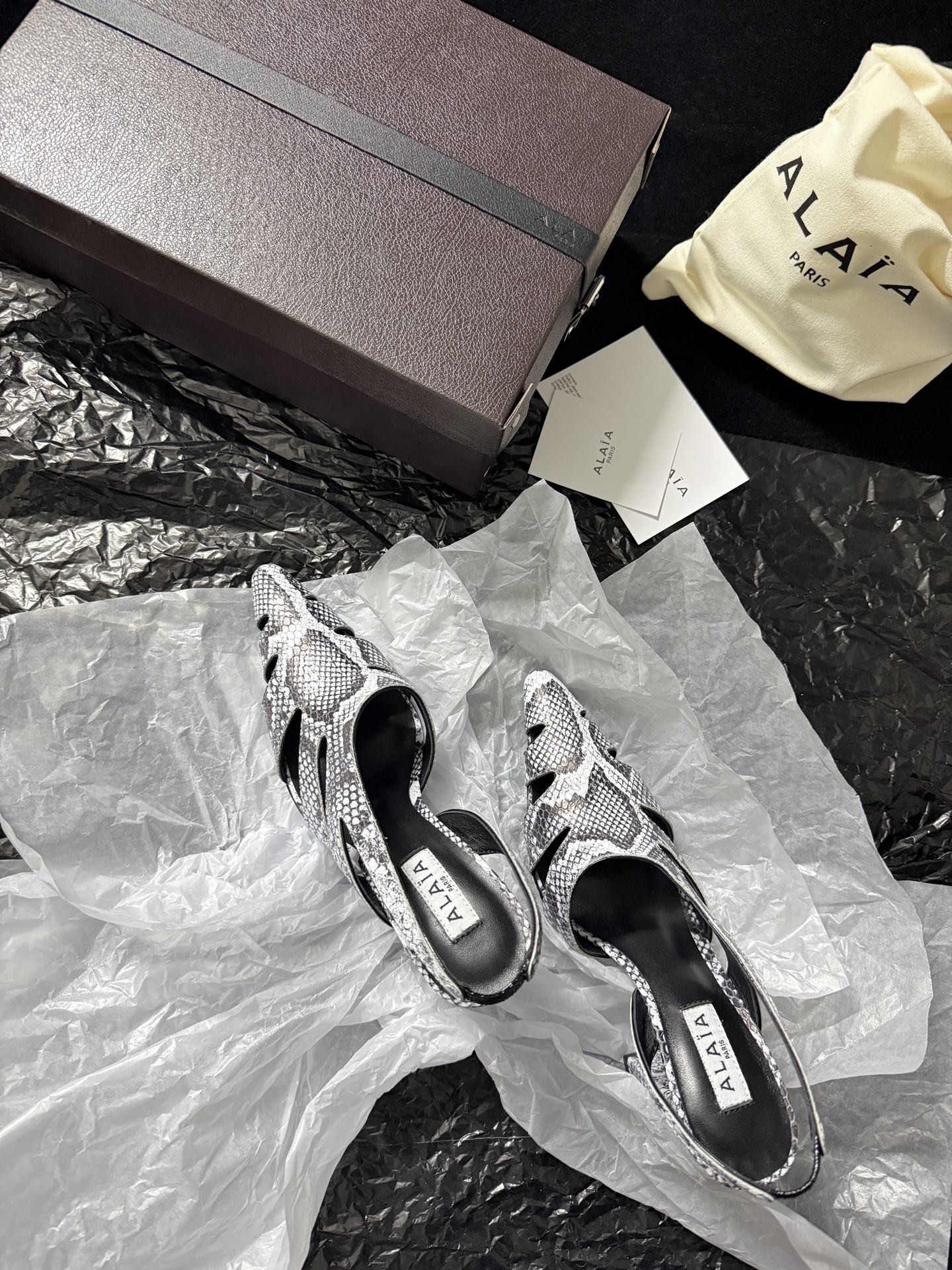 ALAIA 𝟐𝟔/𝐀𝐖新品ALAÏA 蛇纹镂空后空凉鞋｜高定野性的流动诗意ALAÏA 以蛇纹压纹皮革重塑