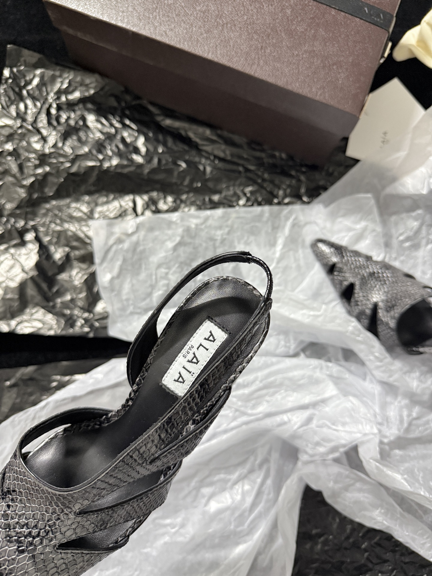 ALAIA 𝟐𝟔/𝐀𝐖新品ALAÏA 蛇纹镂空后空凉鞋｜高定野性的流动诗意ALAÏA 以蛇纹压纹皮革重塑