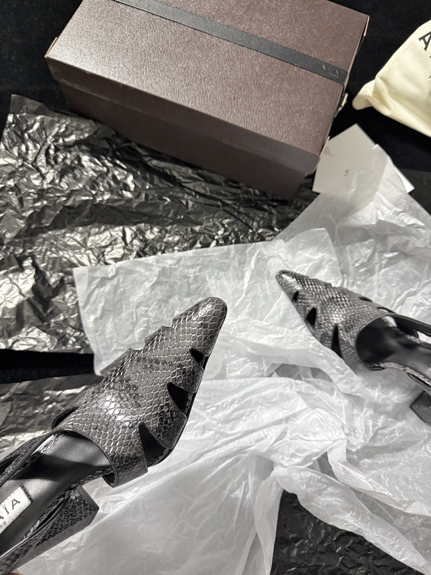 ALAIA 𝟐𝟔/𝐀𝐖新品ALAÏA 蛇纹镂空后空凉鞋｜高定野性的流动诗意ALAÏA 以蛇纹压纹皮革重塑