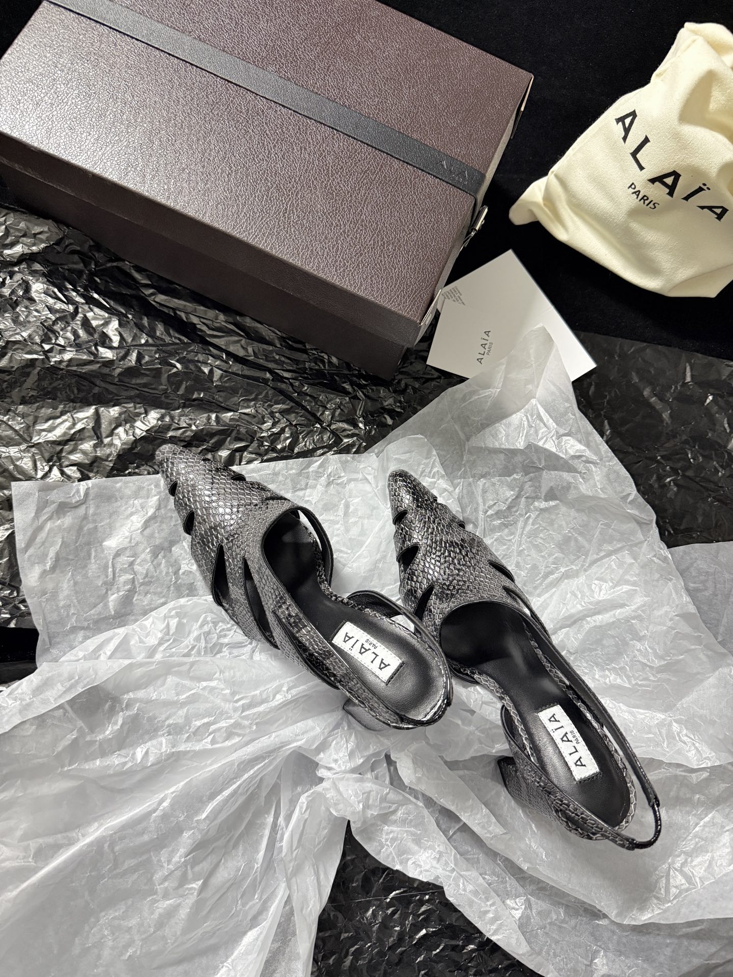 ALAIA 𝟐𝟔/𝐀𝐖新品ALAÏA 蛇纹镂空后空凉鞋｜高定野性的流动诗意ALAÏA 以蛇纹压纹皮革重塑