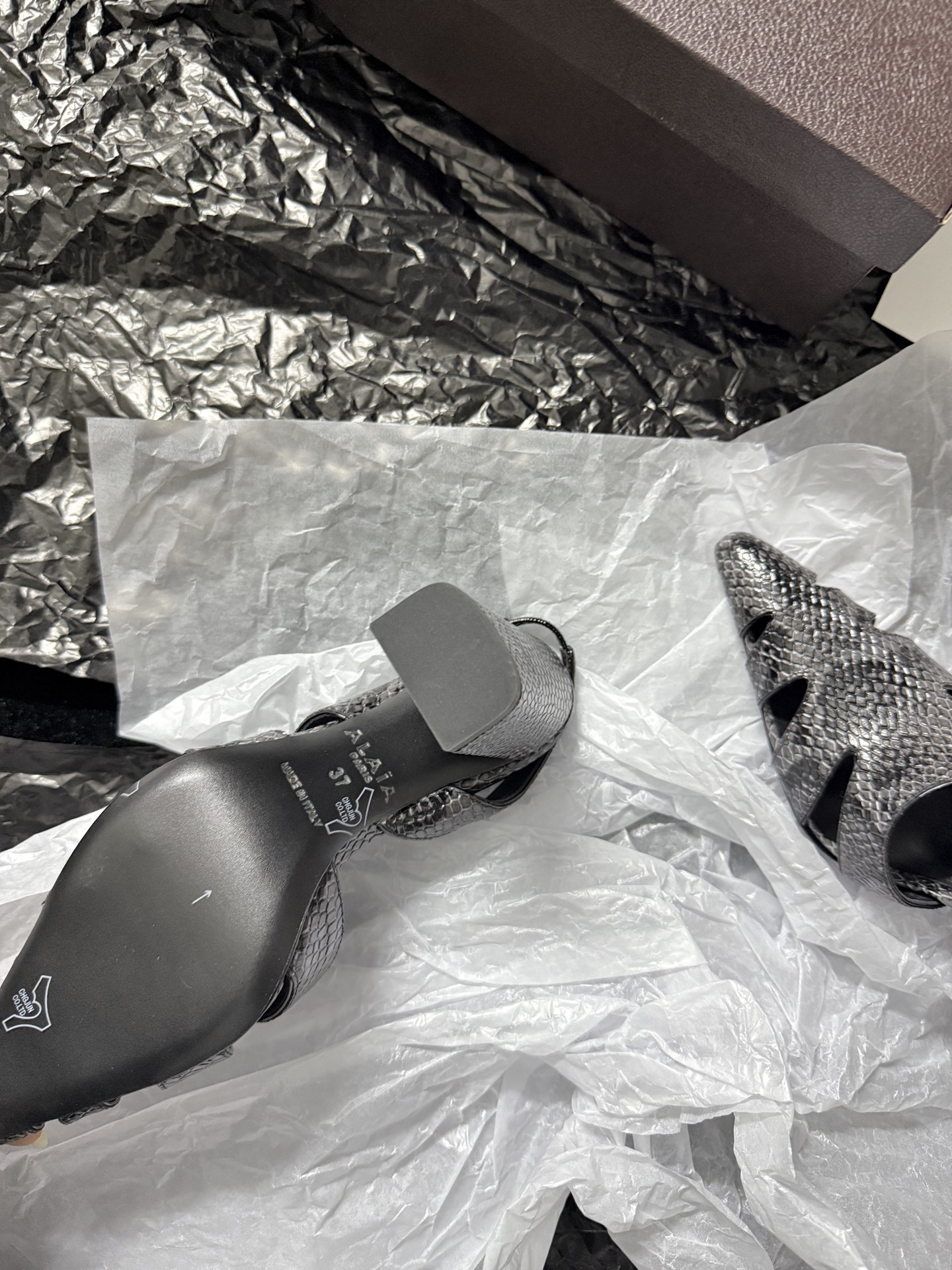 ALAIA 𝟐𝟔/𝐀𝐖新品ALAÏA 蛇纹镂空后空凉鞋｜高定野性的流动诗意ALAÏA 以蛇纹压纹皮革重塑