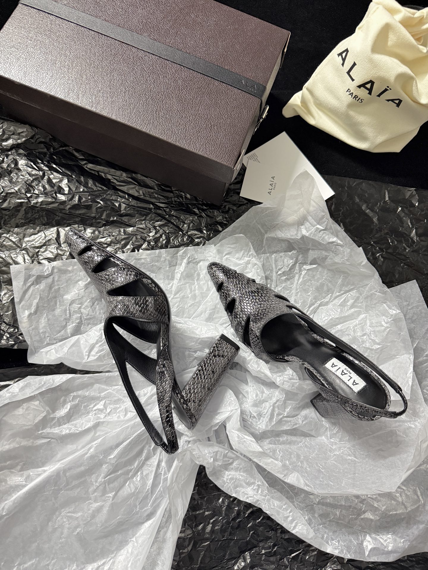 ALAIA 𝟐𝟔/𝐀𝐖新品ALAÏA 蛇纹镂空后空凉鞋｜高定野性的流动诗意ALAÏA 以蛇纹压纹皮革重塑