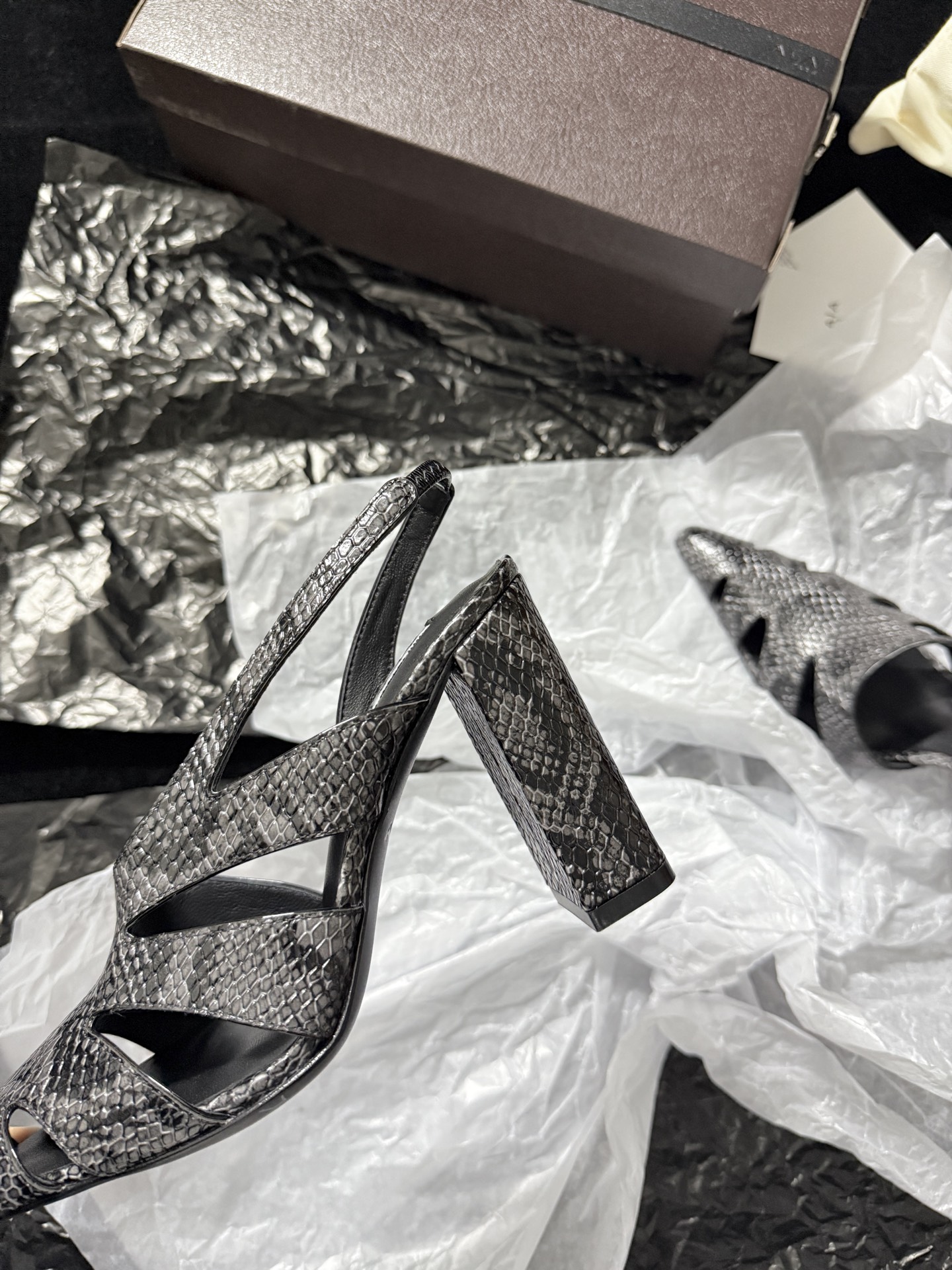 ALAIA 𝟐𝟔/𝐀𝐖新品ALAÏA 蛇纹镂空后空凉鞋｜高定野性的流动诗意ALAÏA 以蛇纹压纹皮革重塑