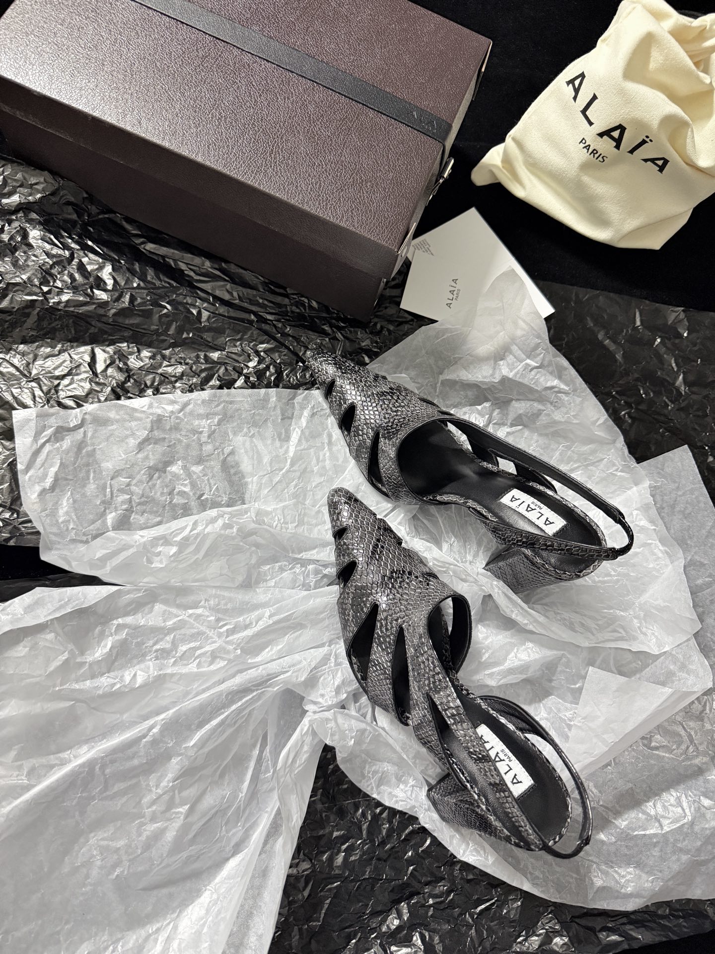ALAIA 𝟐𝟔/𝐀𝐖新品ALAÏA 蛇纹镂空后空凉鞋｜高定野性的流动诗意ALAÏA 以蛇纹压纹皮革重塑