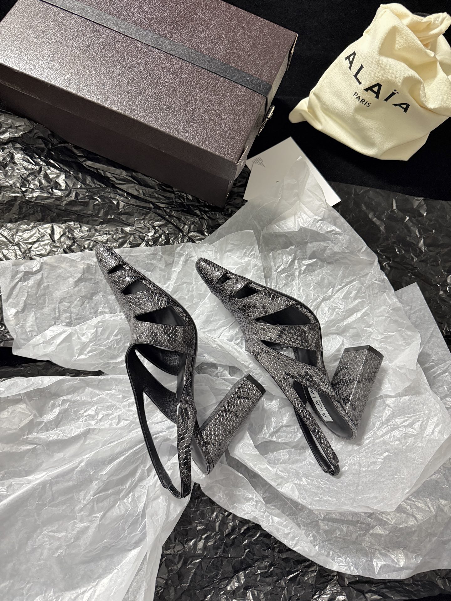 ALAIA 𝟐𝟔/𝐀𝐖新品ALAÏA 蛇纹镂空后空凉鞋｜高定野性的流动诗意ALAÏA 以蛇纹压纹皮革重塑