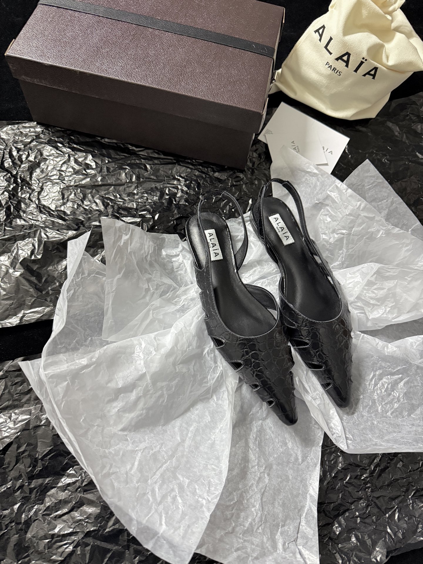 ALAIA 𝟐𝟔/𝐀𝐖新品ALAÏA 蛇纹镂空后空凉鞋｜高定野性的流动诗意ALAÏA 以蛇纹压纹皮革重塑