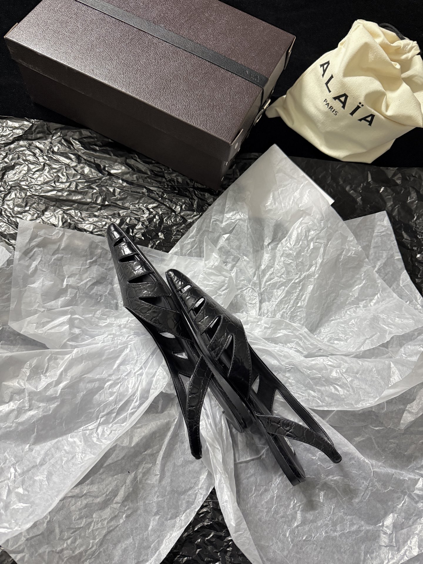 ALAIA 𝟐𝟔/𝐀𝐖新品ALAÏA 蛇纹镂空后空凉鞋｜高定野性的流动诗意ALAÏA 以蛇纹压纹皮革重塑