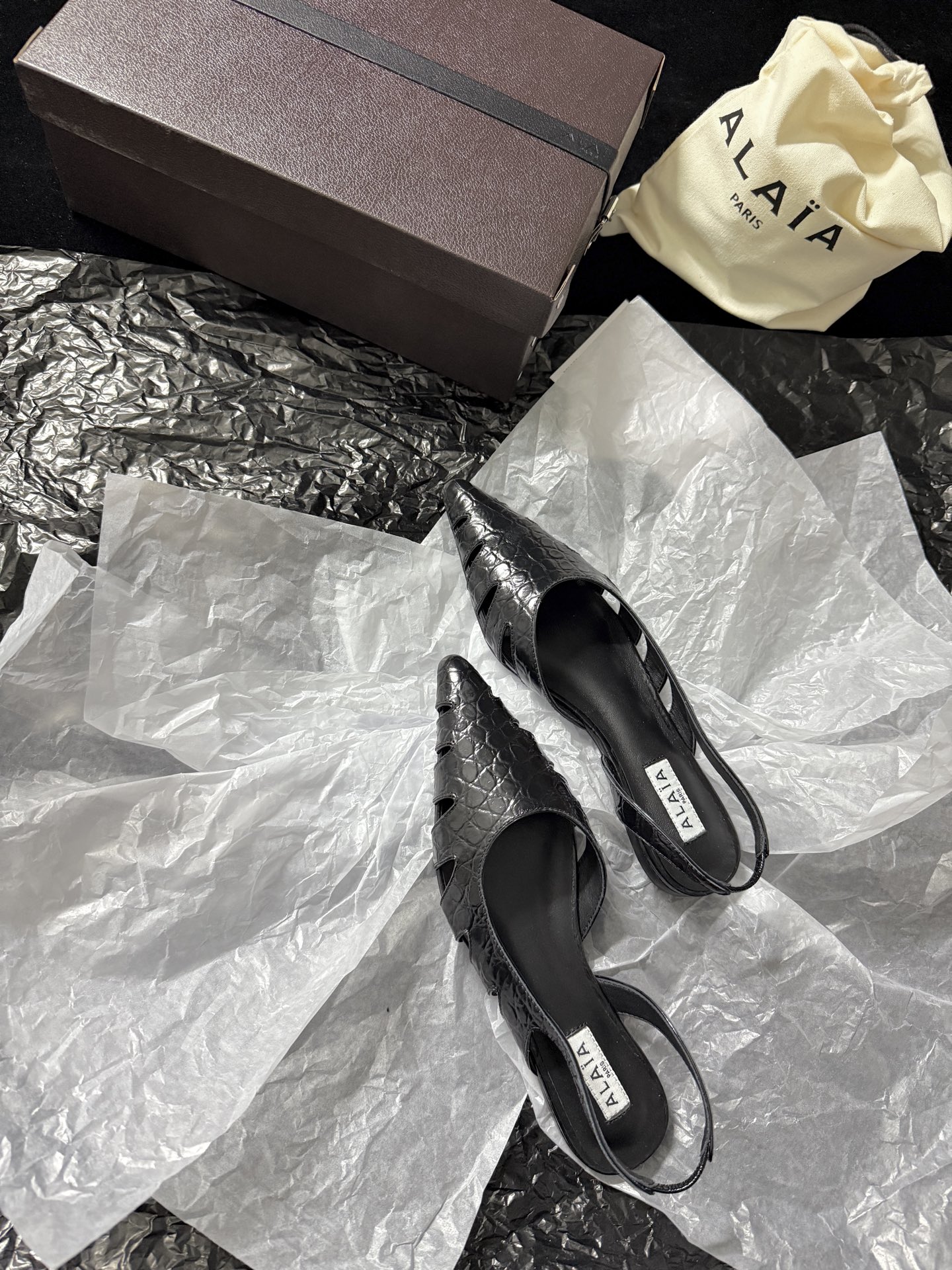 ALAIA 𝟐𝟔/𝐀𝐖新品ALAÏA 蛇纹镂空后空凉鞋｜高定野性的流动诗意ALAÏA 以蛇纹压纹皮革重塑