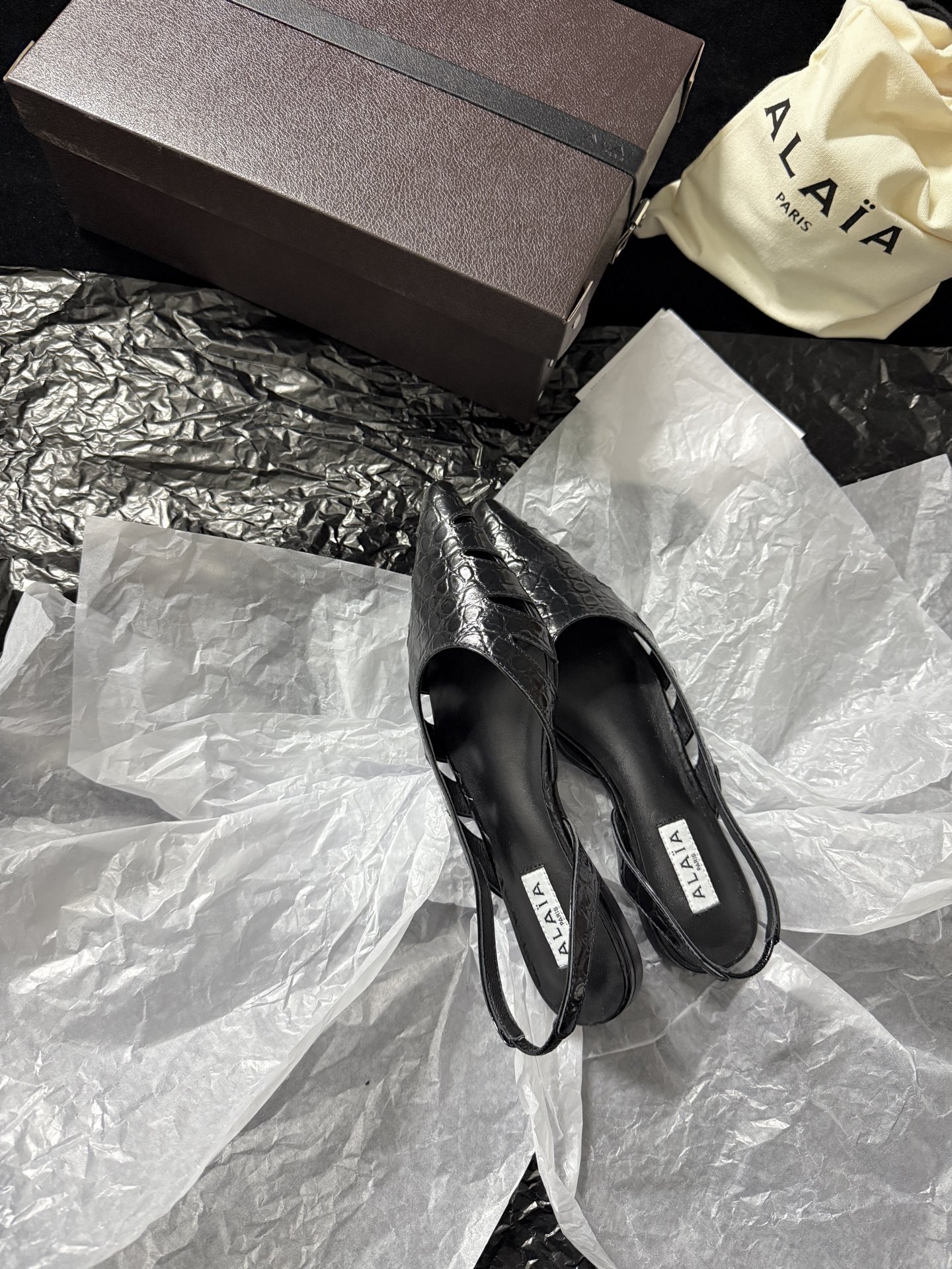 ALAIA 𝟐𝟔/𝐀𝐖新品ALAÏA 蛇纹镂空后空凉鞋｜高定野性的流动诗意ALAÏA 以蛇纹压纹皮革重塑