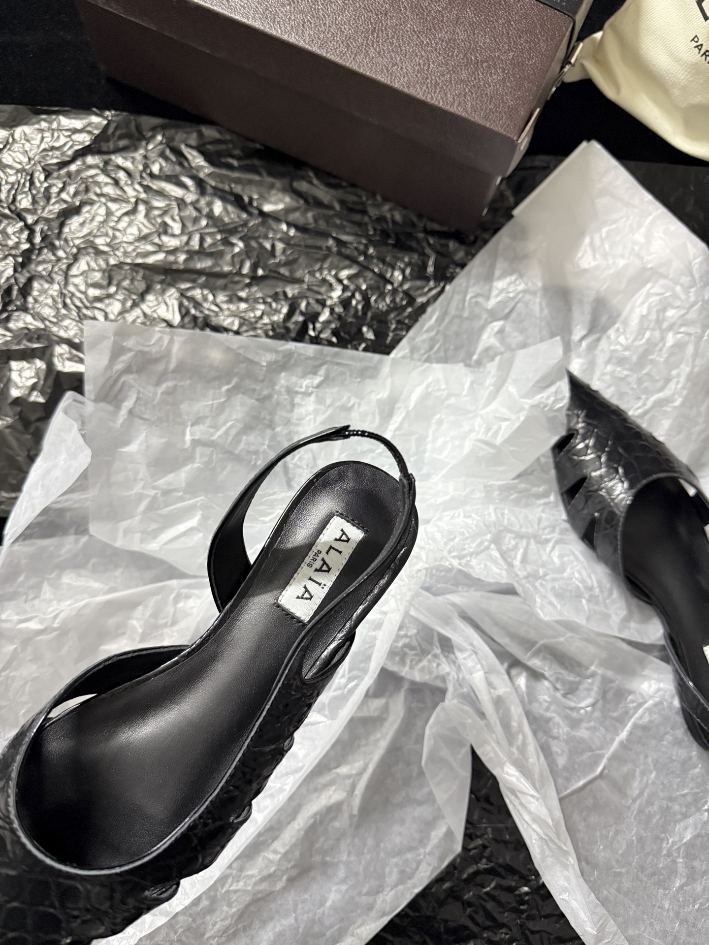 ALAIA 𝟐𝟔/𝐀𝐖新品ALAÏA 蛇纹镂空后空凉鞋｜高定野性的流动诗意ALAÏA 以蛇纹压纹皮革重塑