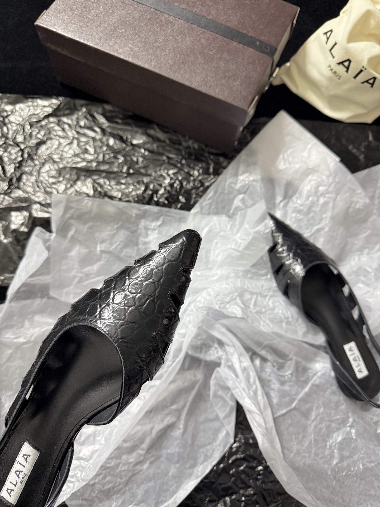 ALAIA 𝟐𝟔/𝐀𝐖新品ALAÏA 蛇纹镂空后空凉鞋｜高定野性的流动诗意ALAÏA 以蛇纹压纹皮革重塑