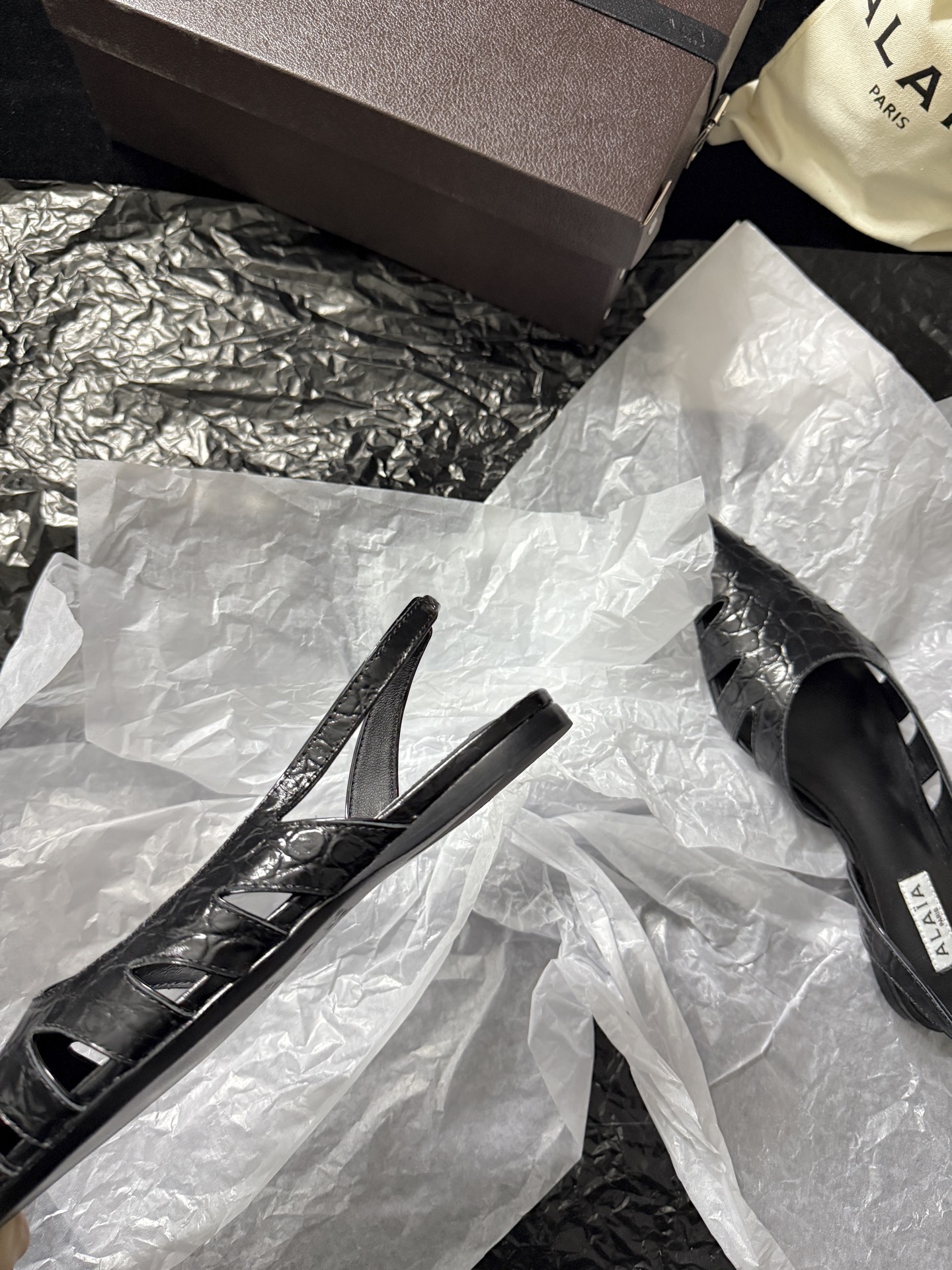 ALAIA 𝟐𝟔/𝐀𝐖新品ALAÏA 蛇纹镂空后空凉鞋｜高定野性的流动诗意ALAÏA 以蛇纹压纹皮革重塑