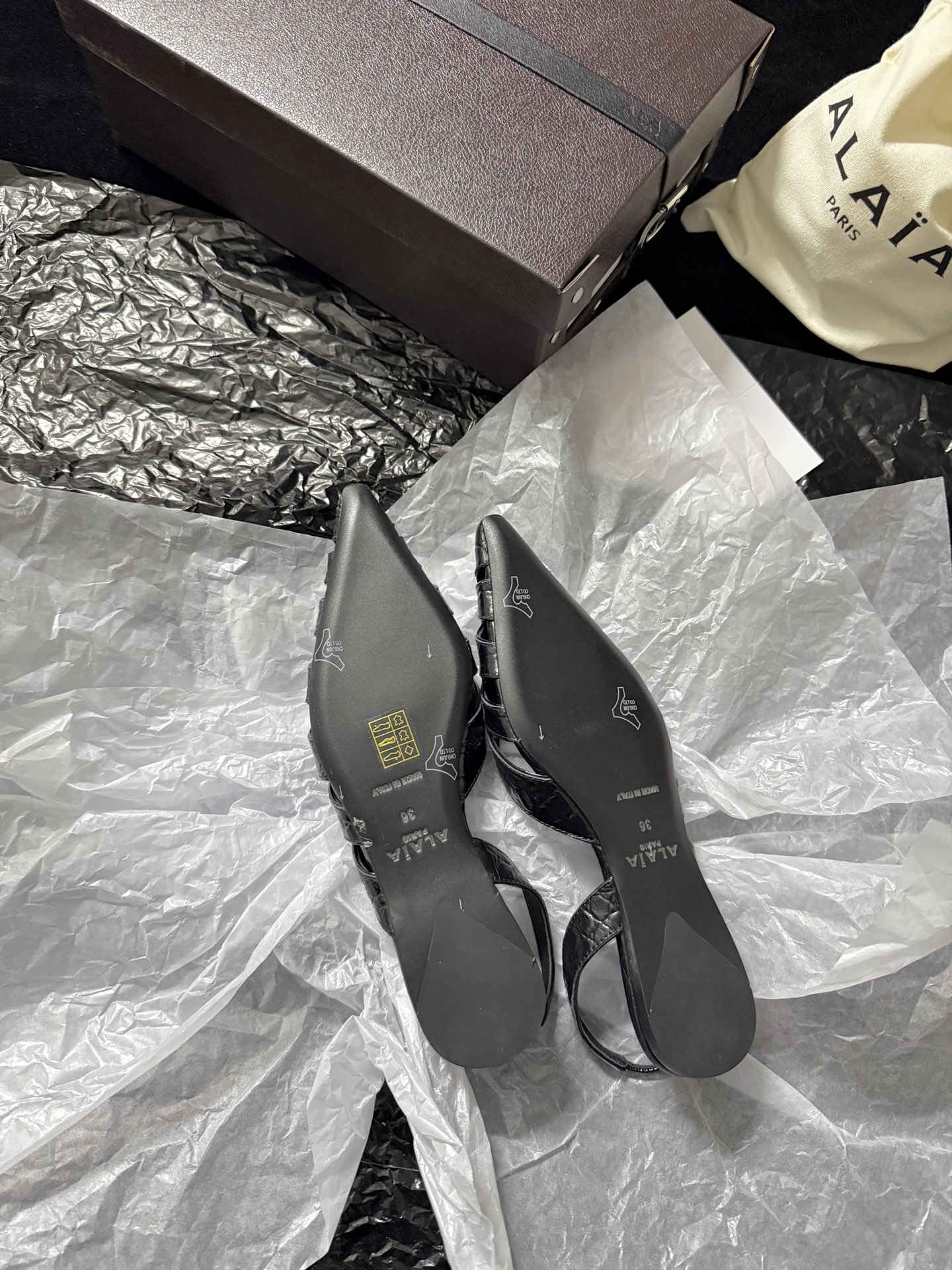 ALAIA 𝟐𝟔/𝐀𝐖新品ALAÏA 蛇纹镂空后空凉鞋｜高定野性的流动诗意ALAÏA 以蛇纹压纹皮革重塑