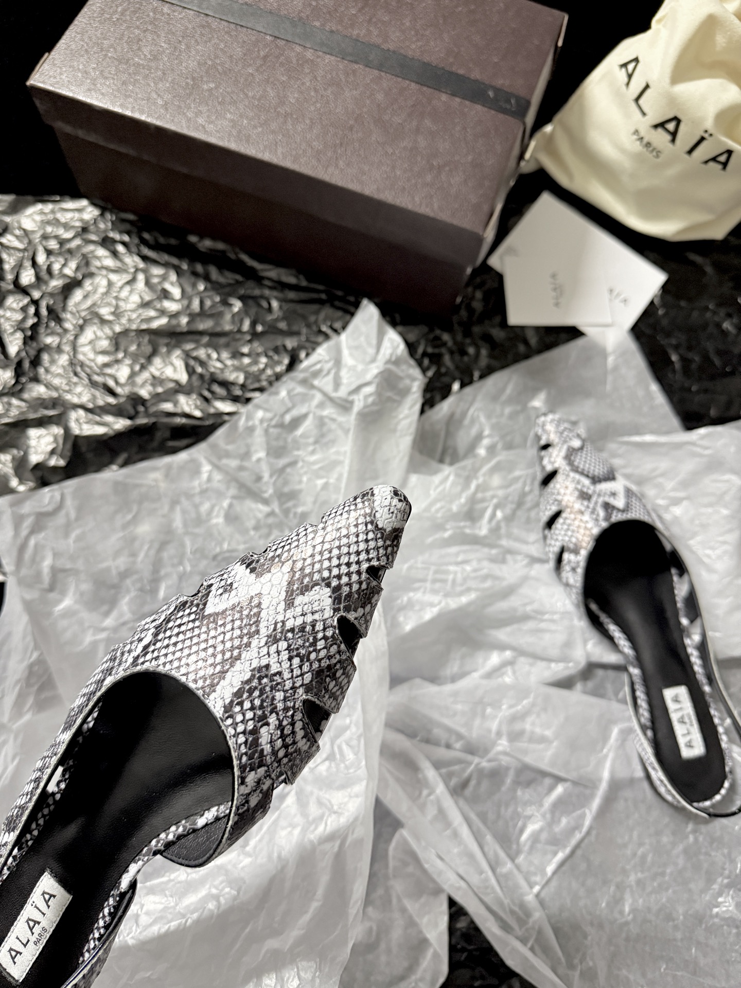 ALAIA 𝟐𝟔/𝐀𝐖新品ALAÏA 蛇纹镂空后空凉鞋｜高定野性的流动诗意ALAÏA 以蛇纹压纹皮革重塑