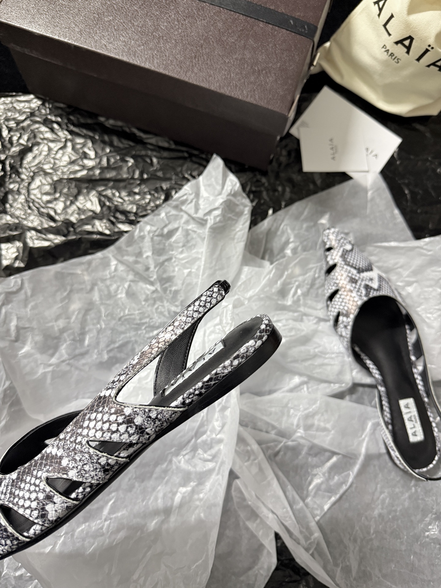 ALAIA 𝟐𝟔/𝐀𝐖新品ALAÏA 蛇纹镂空后空凉鞋｜高定野性的流动诗意ALAÏA 以蛇纹压纹皮革重塑