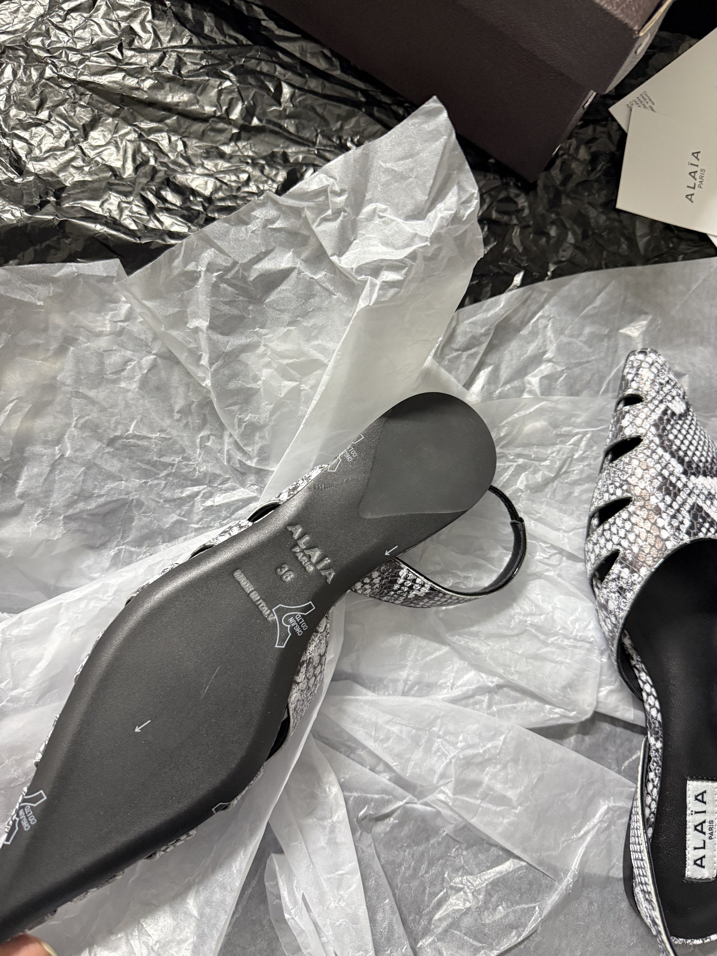 ALAIA 𝟐𝟔/𝐀𝐖新品ALAÏA 蛇纹镂空后空凉鞋｜高定野性的流动诗意ALAÏA 以蛇纹压纹皮革重塑