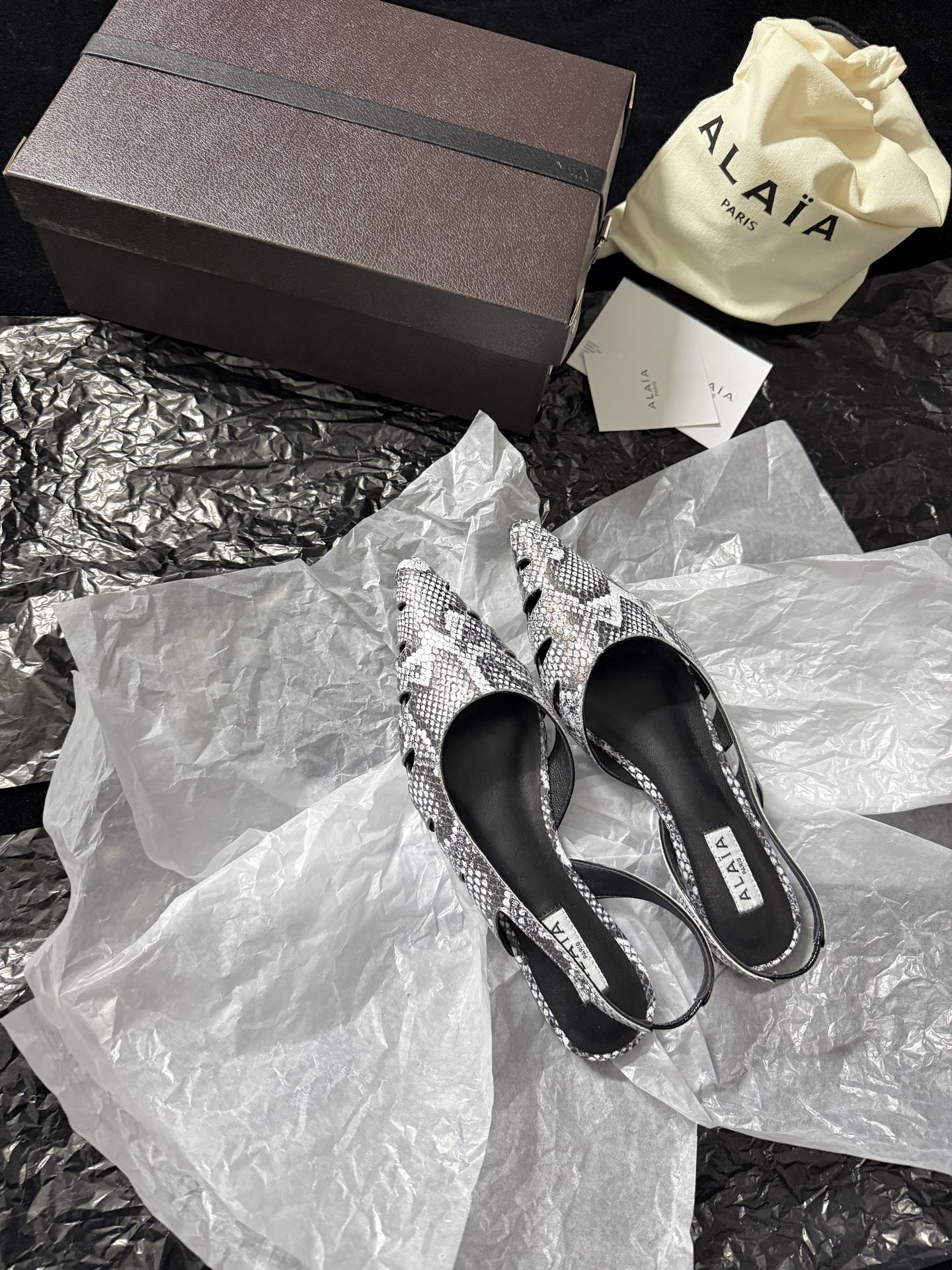 ALAIA 𝟐𝟔/𝐀𝐖新品ALAÏA 蛇纹镂空后空凉鞋｜高定野性的流动诗意ALAÏA 以蛇纹压纹皮革重塑