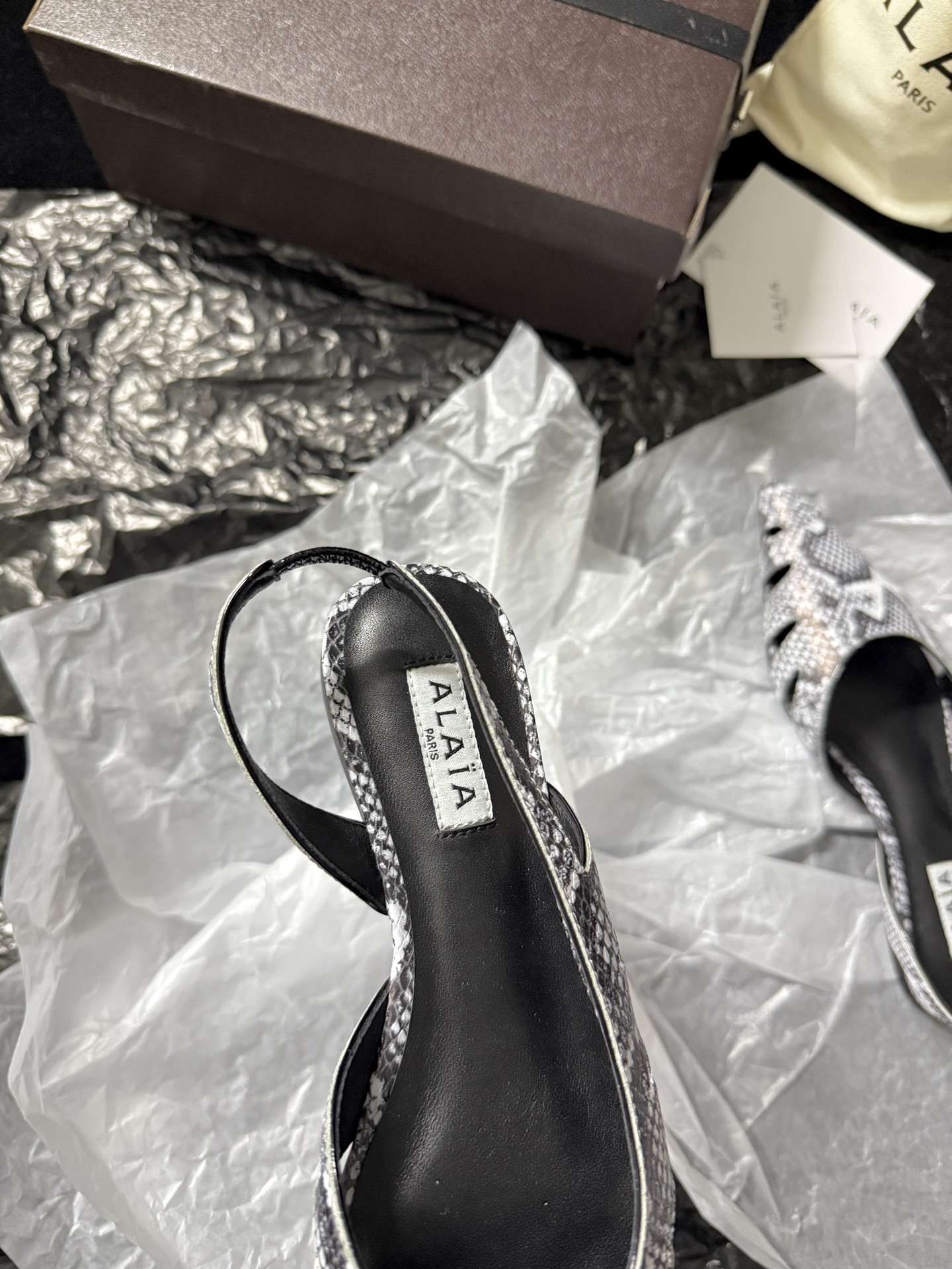 ALAIA 𝟐𝟔/𝐀𝐖新品ALAÏA 蛇纹镂空后空凉鞋｜高定野性的流动诗意ALAÏA 以蛇纹压纹皮革重塑