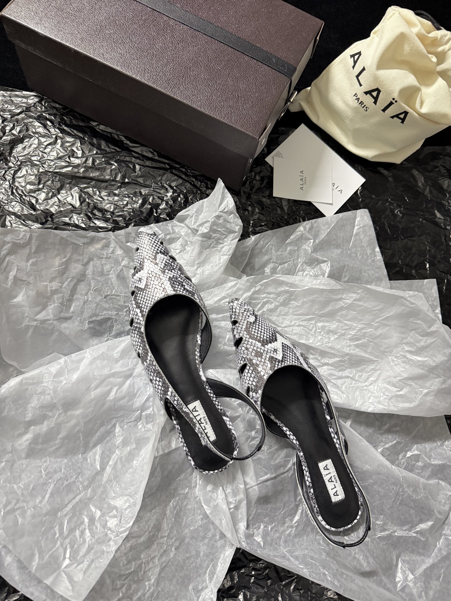 ALAIA 𝟐𝟔/𝐀𝐖新品ALAÏA 蛇纹镂空后空凉鞋｜高定野性的流动诗意ALAÏA 以蛇纹压纹皮革重塑