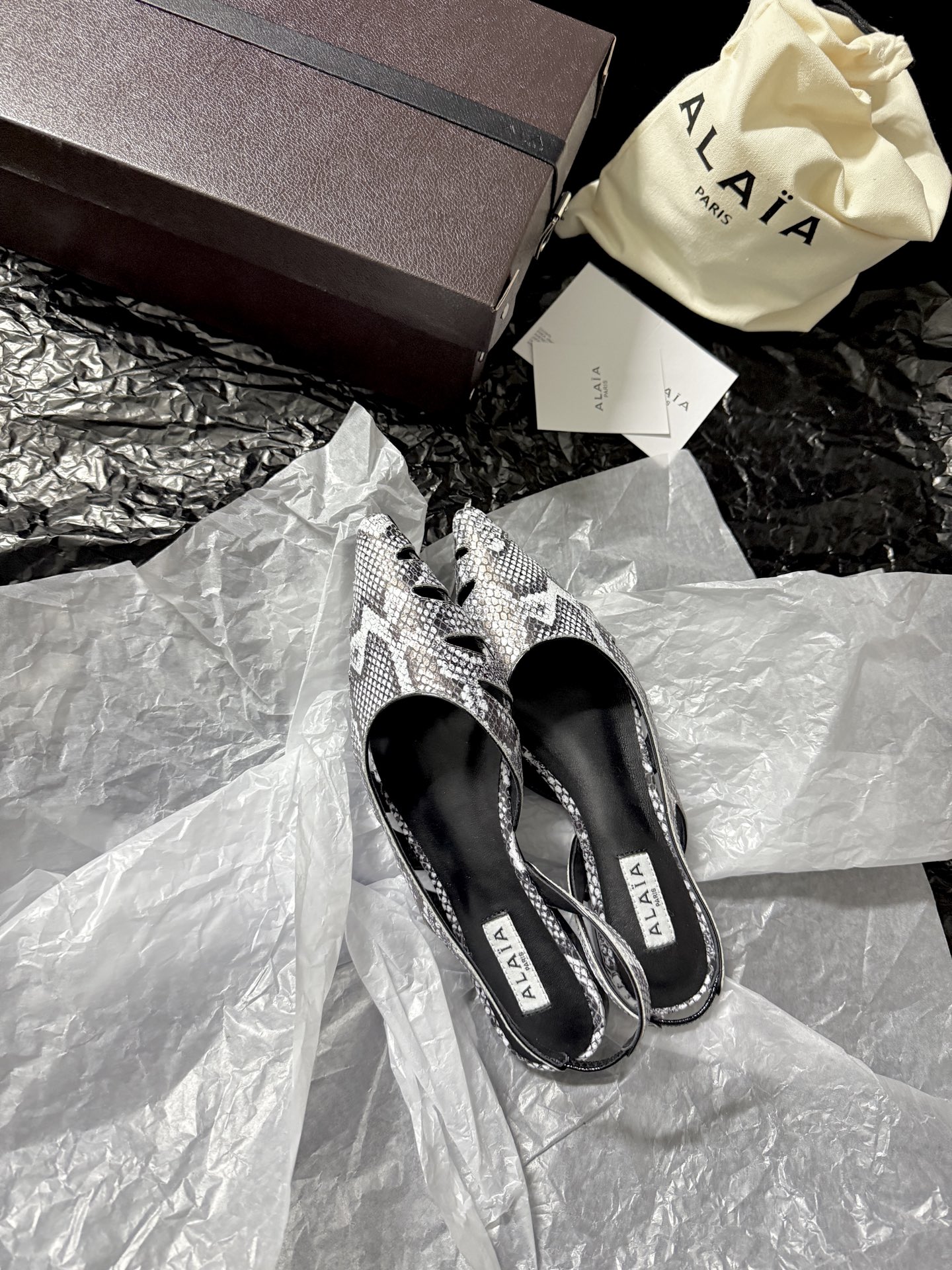 ALAIA 𝟐𝟔/𝐀𝐖新品ALAÏA 蛇纹镂空后空凉鞋｜高定野性的流动诗意ALAÏA 以蛇纹压纹皮革重塑