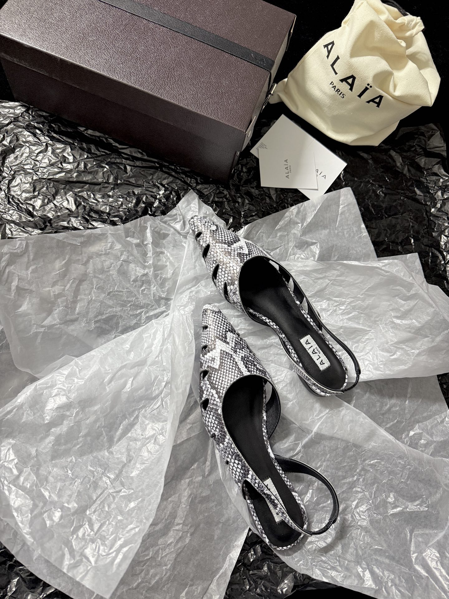 ALAIA 𝟐𝟔/𝐀𝐖新品ALAÏA 蛇纹镂空后空凉鞋｜高定野性的流动诗意ALAÏA 以蛇纹压纹皮革重塑