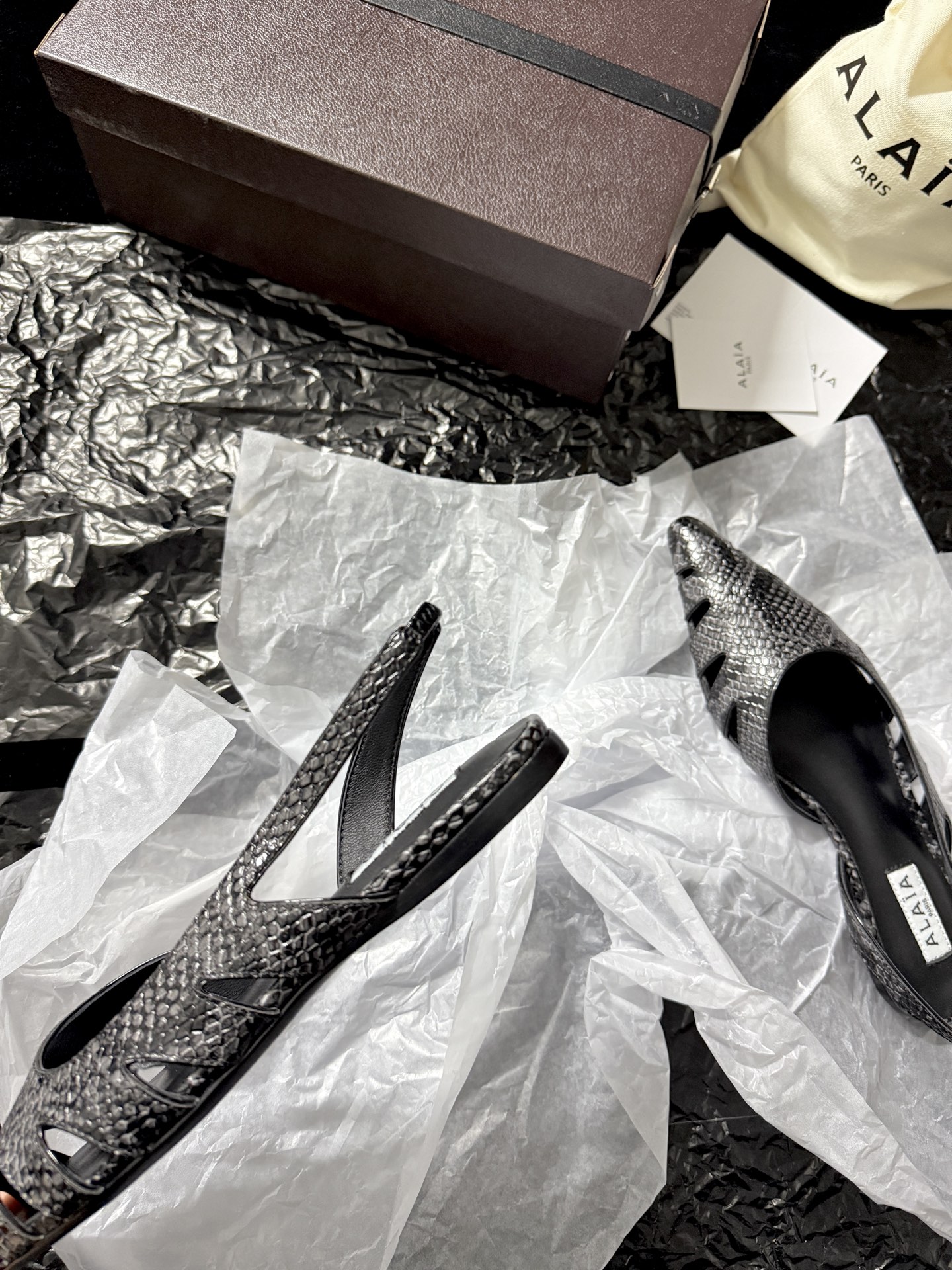 ALAIA 𝟐𝟔/𝐀𝐖新品ALAÏA 蛇纹镂空后空凉鞋｜高定野性的流动诗意ALAÏA 以蛇纹压纹皮革重塑