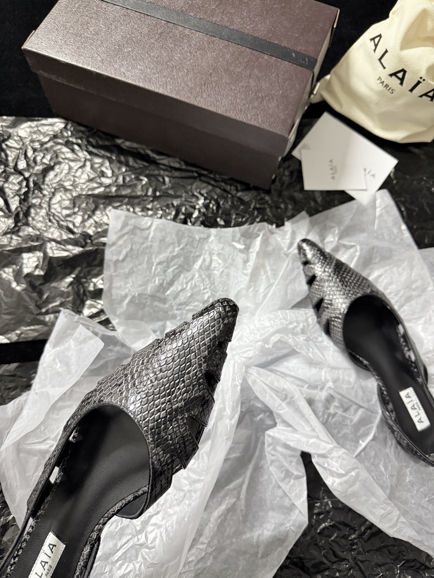 ALAIA 𝟐𝟔/𝐀𝐖新品ALAÏA 蛇纹镂空后空凉鞋｜高定野性的流动诗意ALAÏA 以蛇纹压纹皮革重塑