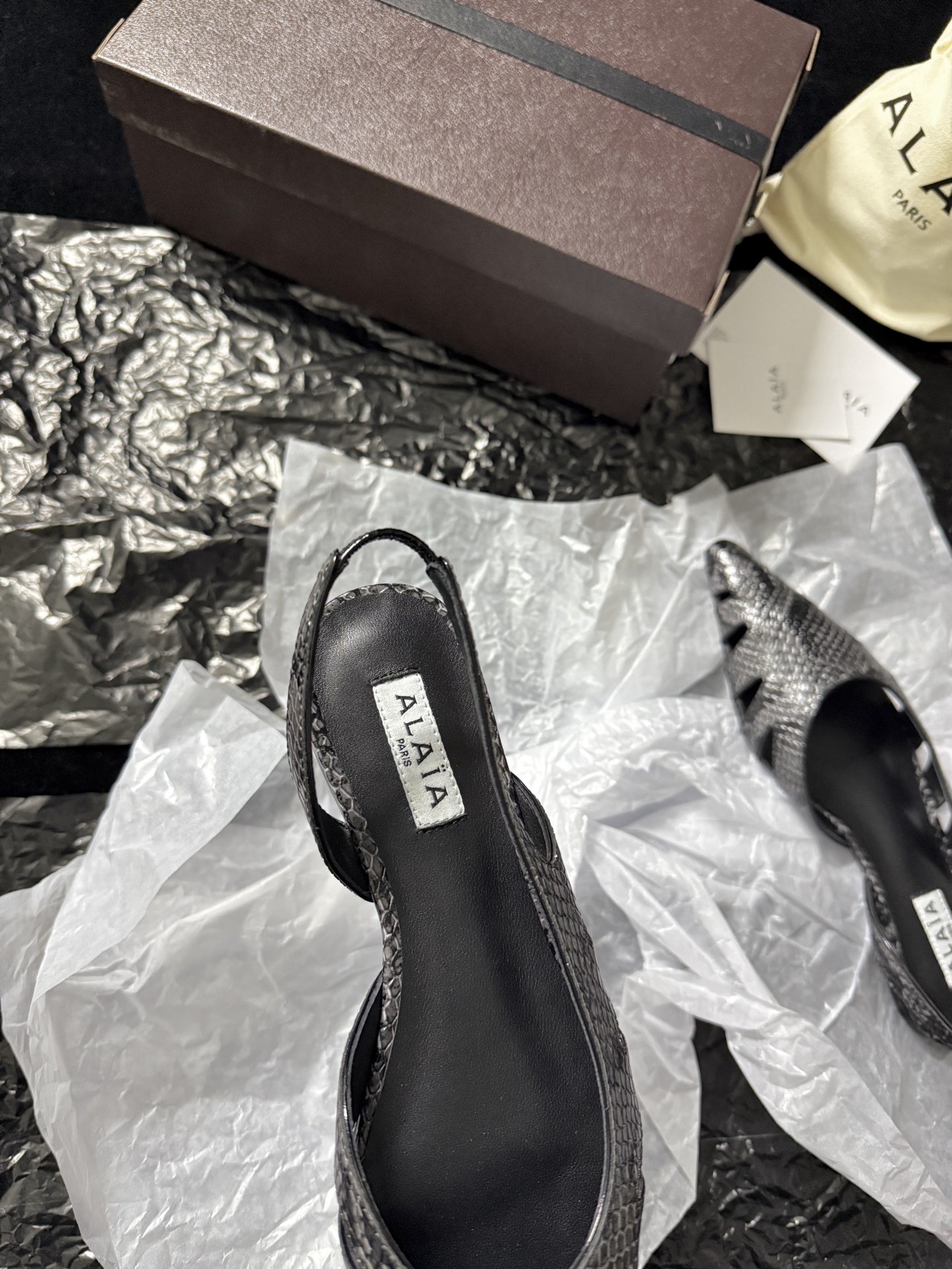 ALAIA 𝟐𝟔/𝐀𝐖新品ALAÏA 蛇纹镂空后空凉鞋｜高定野性的流动诗意ALAÏA 以蛇纹压纹皮革重塑