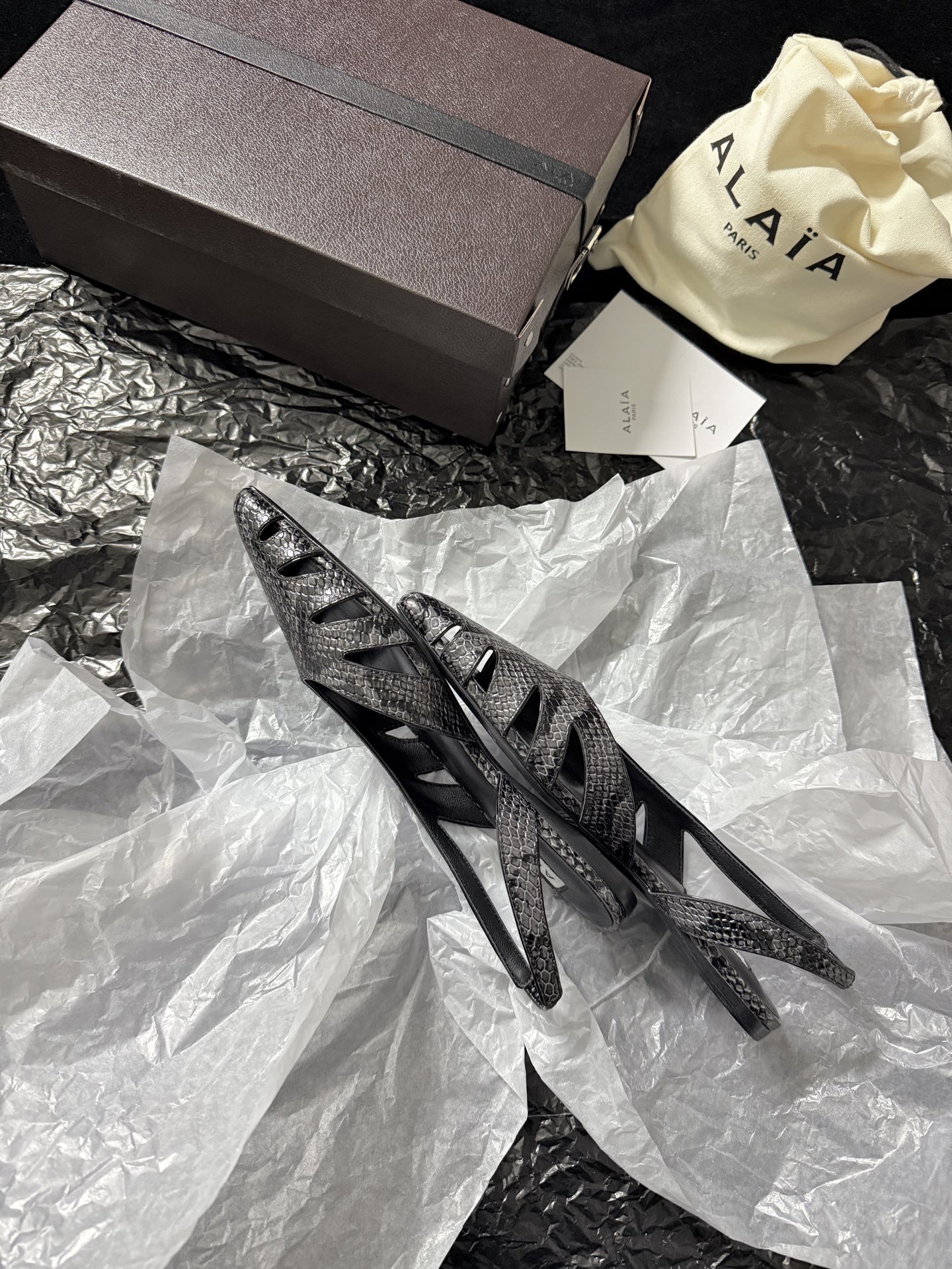 ALAIA 𝟐𝟔/𝐀𝐖新品ALAÏA 蛇纹镂空后空凉鞋｜高定野性的流动诗意ALAÏA 以蛇纹压纹皮革重塑