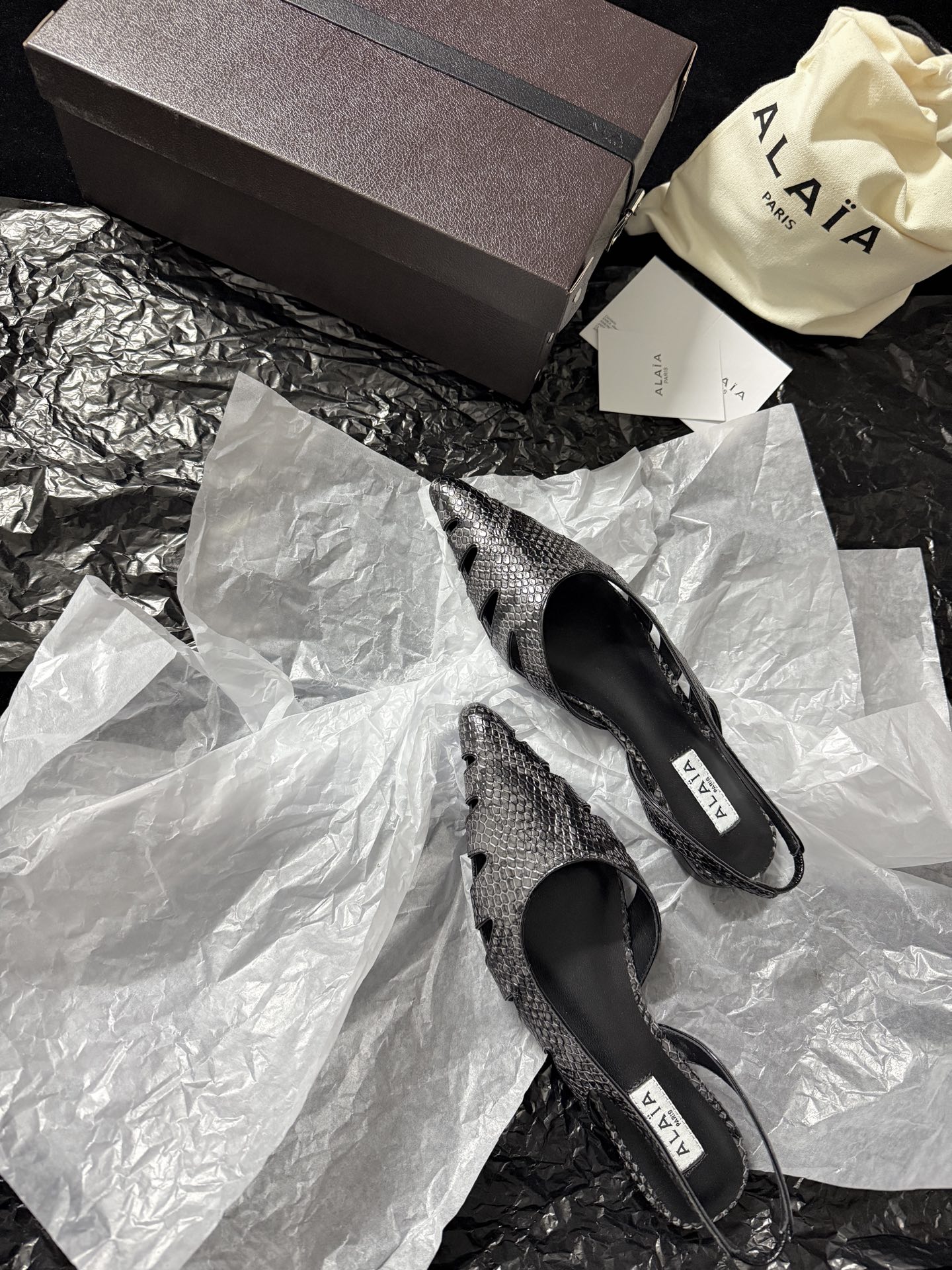 ALAIA 𝟐𝟔/𝐀𝐖新品ALAÏA 蛇纹镂空后空凉鞋｜高定野性的流动诗意ALAÏA 以蛇纹压纹皮革重塑