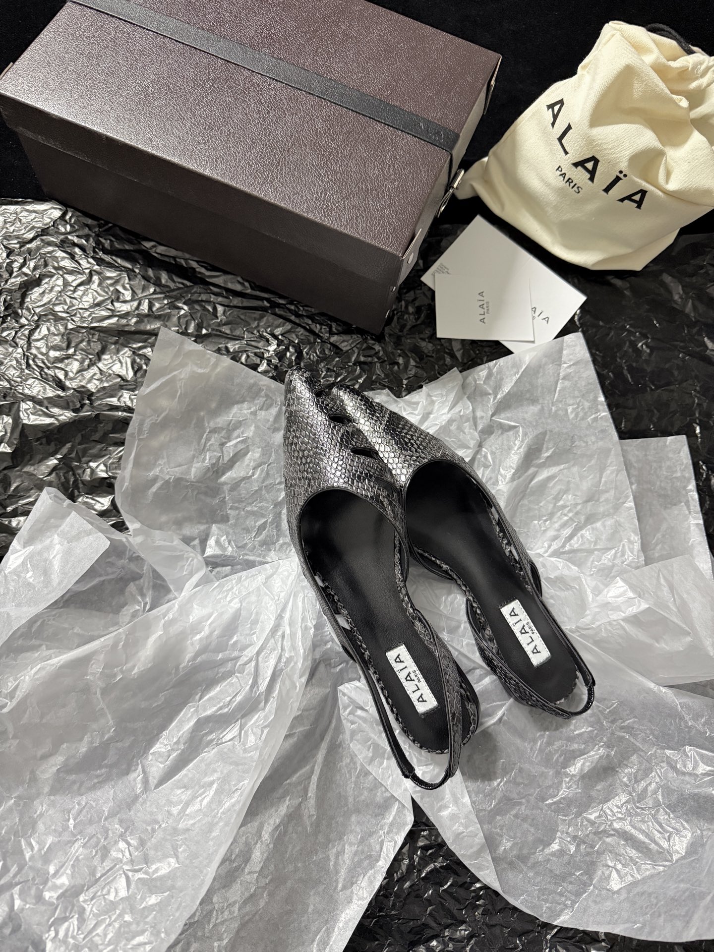 ALAIA 𝟐𝟔/𝐀𝐖新品ALAÏA 蛇纹镂空后空凉鞋｜高定野性的流动诗意ALAÏA 以蛇纹压纹皮革重塑
