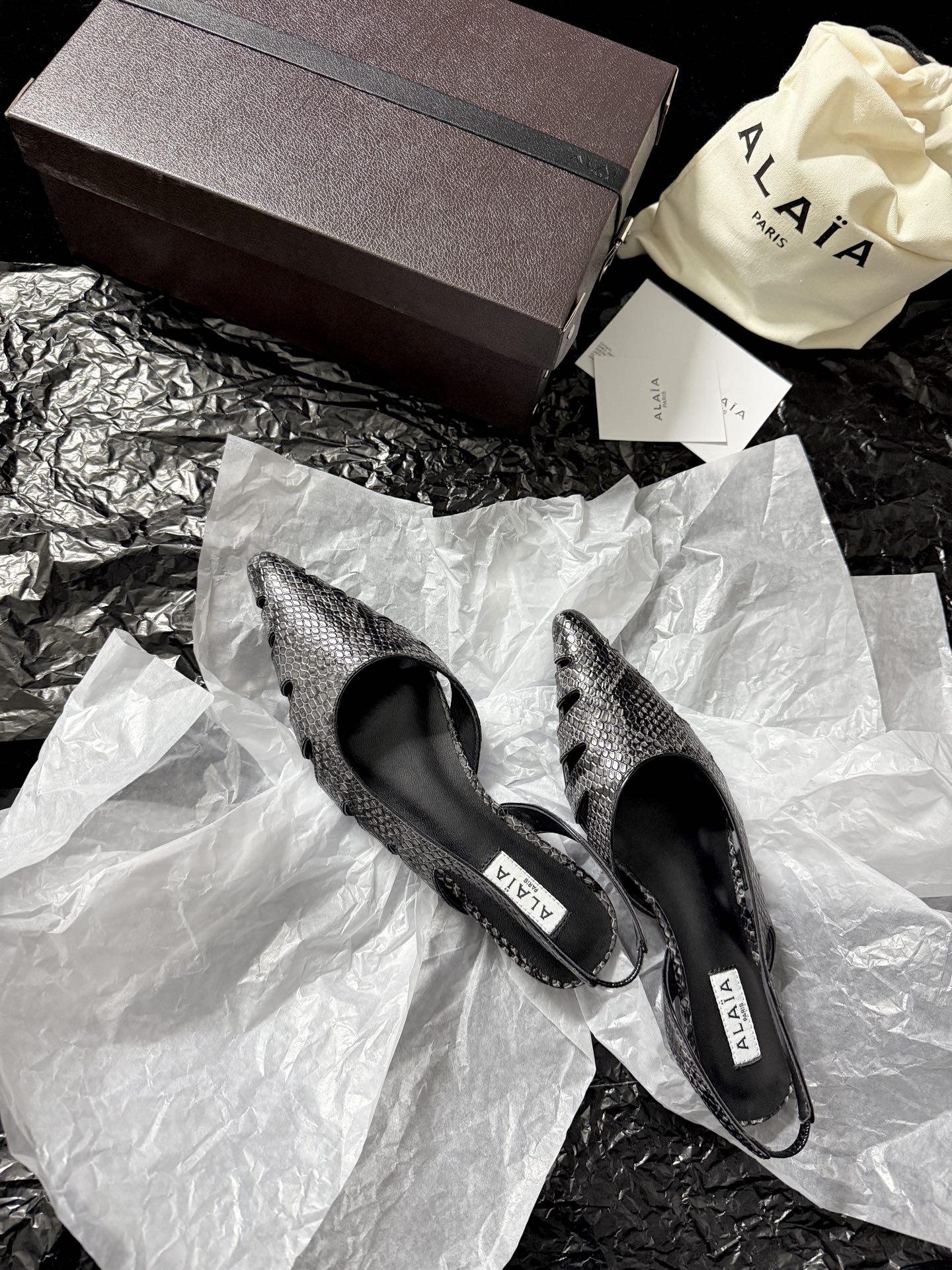 ALAIA 𝟐𝟔/𝐀𝐖新品ALAÏA 蛇纹镂空后空凉鞋｜高定野性的流动诗意ALAÏA 以蛇纹压纹皮革重塑