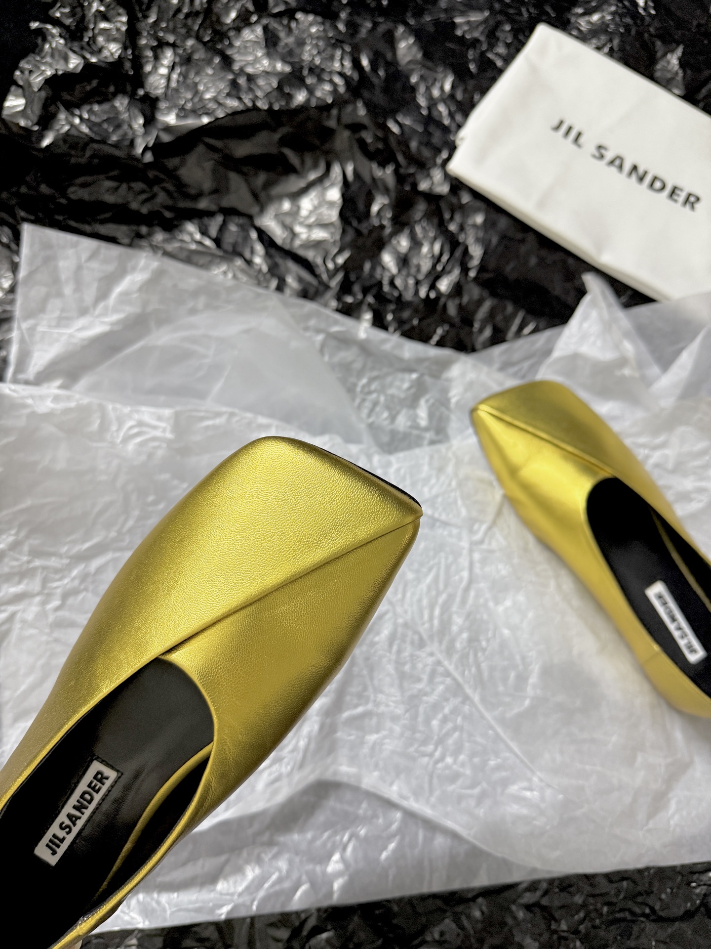 Jil sande* 𝟐𝟔𝐀𝐖新品方头芭蕾鞋｜极简主义的清冷诗意以利落方头重塑芭蕾鞋的经典轮廓 细腻小羊