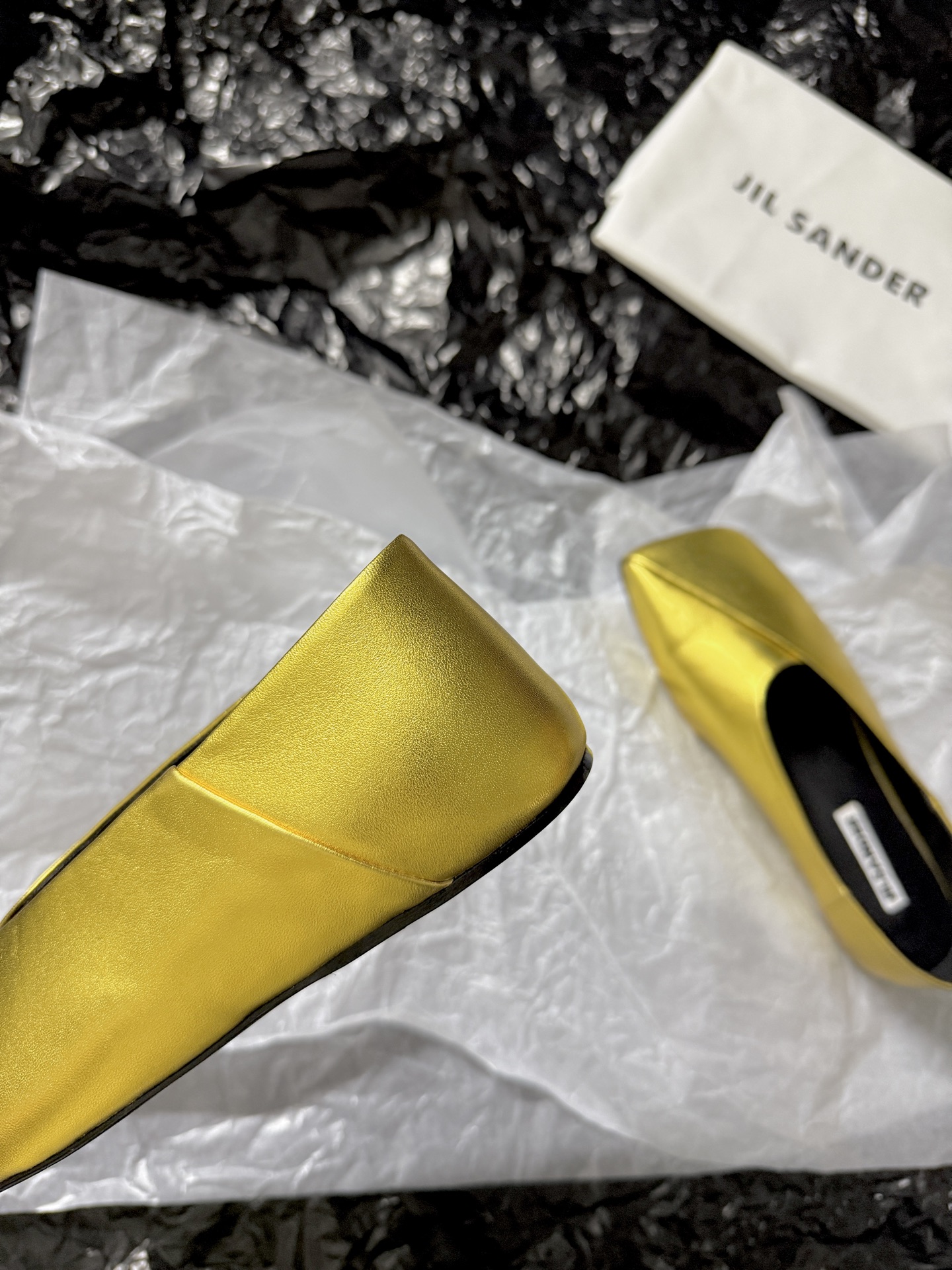 Jil sande* 𝟐𝟔𝐀𝐖新品方头芭蕾鞋｜极简主义的清冷诗意以利落方头重塑芭蕾鞋的经典轮廓 细腻小羊