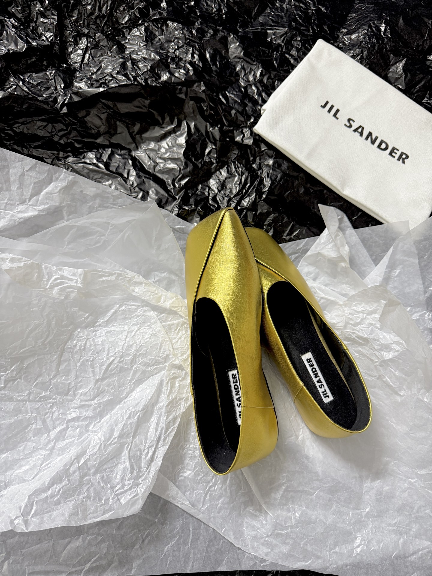 Jil sande* 𝟐𝟔𝐀𝐖新品方头芭蕾鞋｜极简主义的清冷诗意以利落方头重塑芭蕾鞋的经典轮廓 细腻小羊