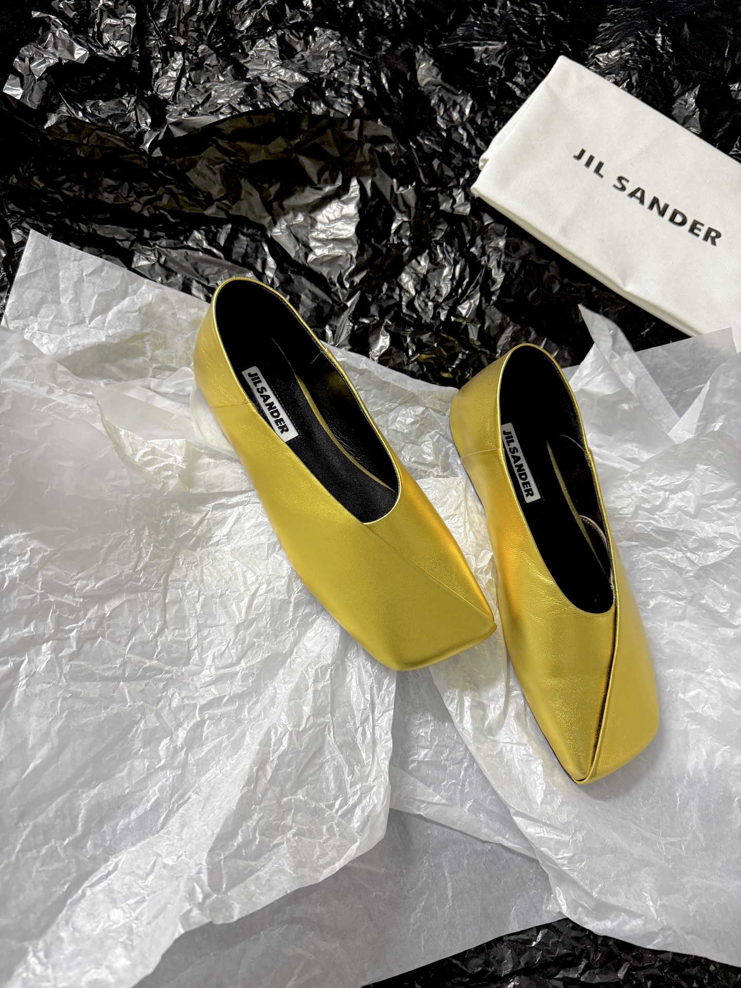 Jil sande* 𝟐𝟔𝐀𝐖新品方头芭蕾鞋｜极简主义的清冷诗意以利落方头重塑芭蕾鞋的经典轮廓 细腻小羊