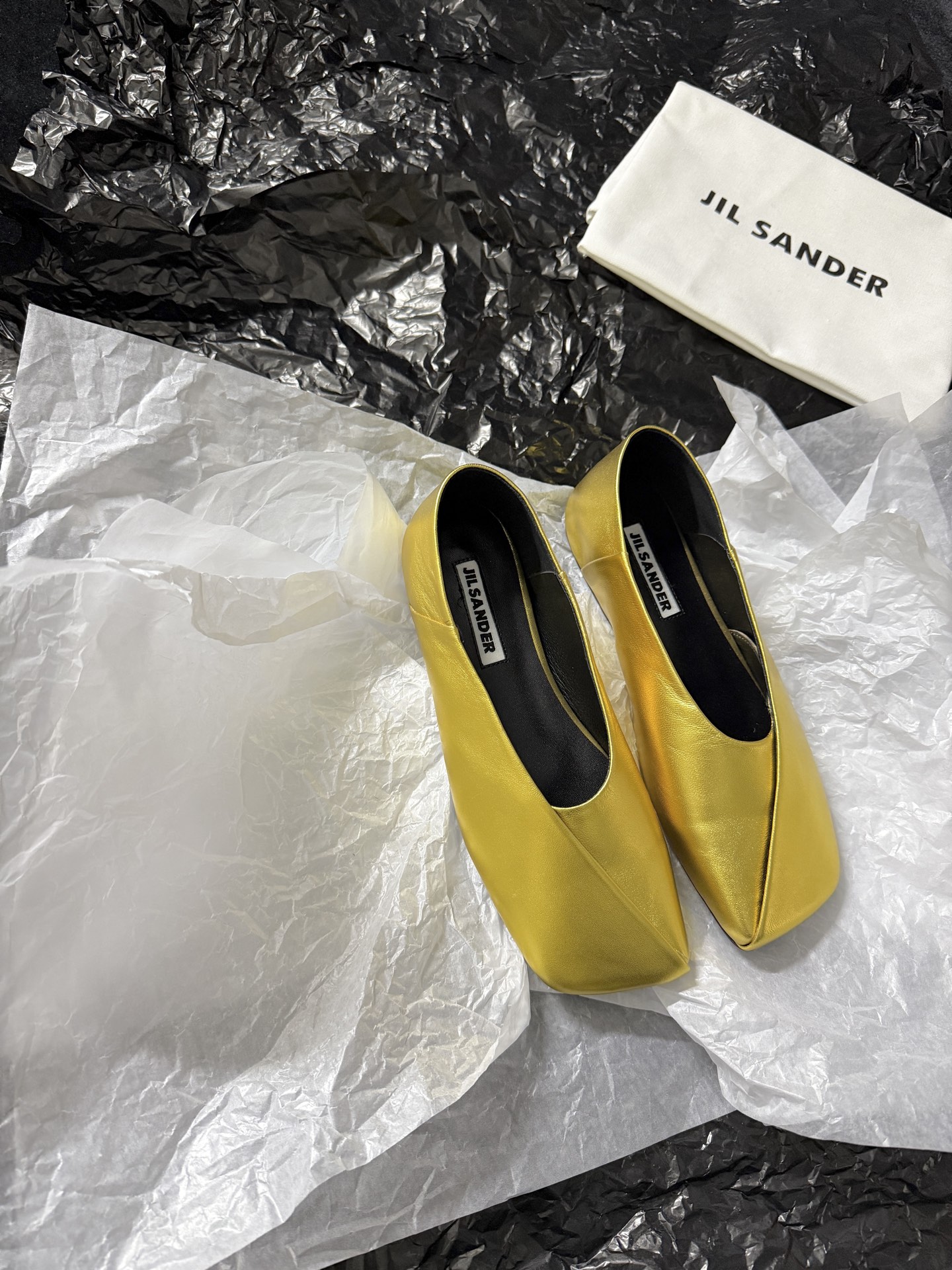 Jil sande* 𝟐𝟔𝐀𝐖新品方头芭蕾鞋｜极简主义的清冷诗意以利落方头重塑芭蕾鞋的经典轮廓 细腻小羊