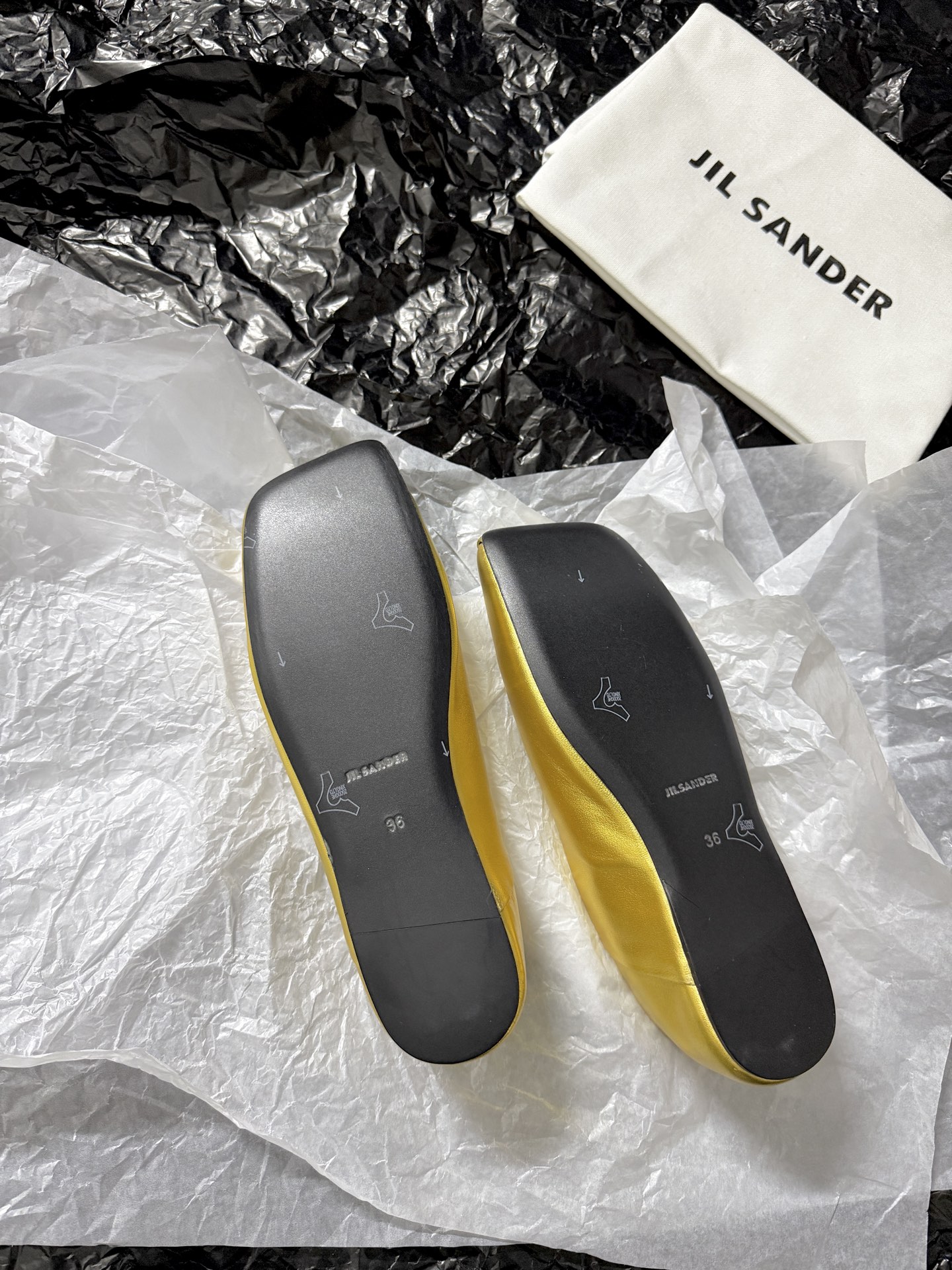 Jil sande* 𝟐𝟔𝐀𝐖新品方头芭蕾鞋｜极简主义的清冷诗意以利落方头重塑芭蕾鞋的经典轮廓 细腻小羊