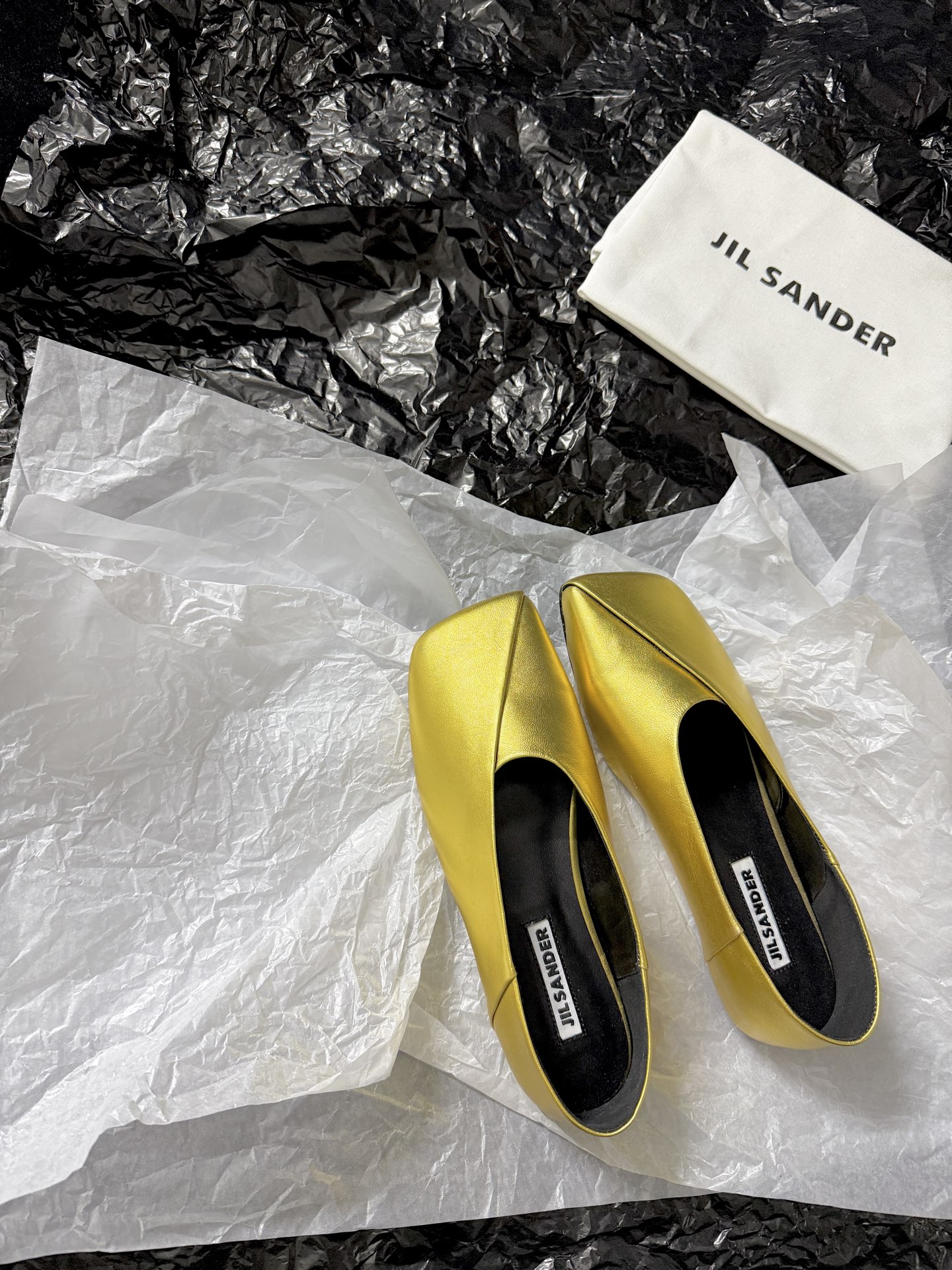 Jil sande* 𝟐𝟔𝐀𝐖新品方头芭蕾鞋｜极简主义的清冷诗意以利落方头重塑芭蕾鞋的经典轮廓 细腻小羊