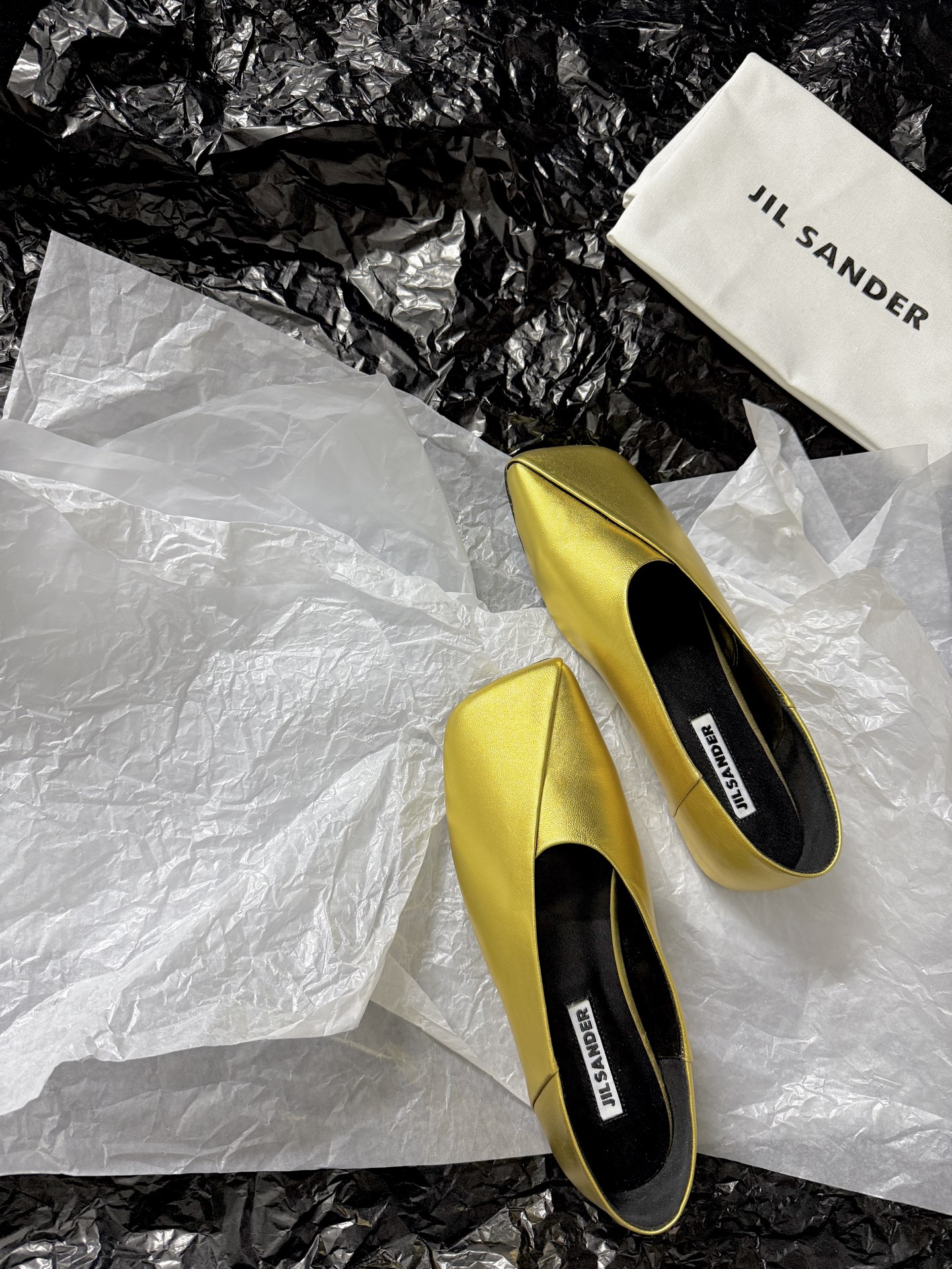 Jil sande* 𝟐𝟔𝐀𝐖新品方头芭蕾鞋｜极简主义的清冷诗意以利落方头重塑芭蕾鞋的经典轮廓 细腻小羊