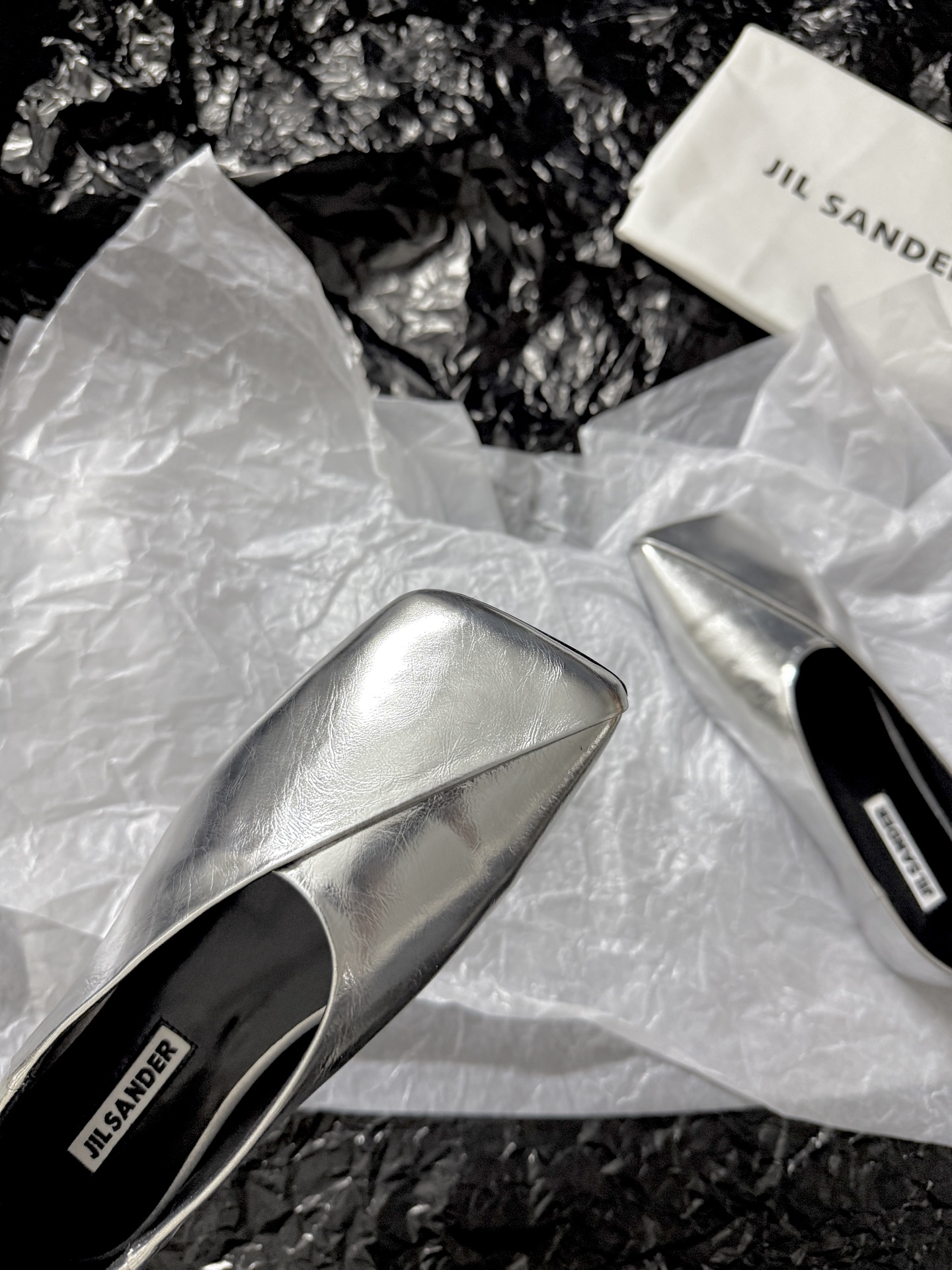 Jil sande* 𝟐𝟔𝐀𝐖新品方头芭蕾鞋｜极简主义的清冷诗意以利落方头重塑芭蕾鞋的经典轮廓 细腻小羊