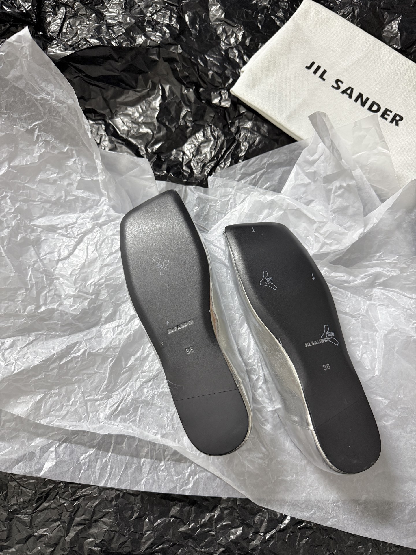 Jil sande* 𝟐𝟔𝐀𝐖新品方头芭蕾鞋｜极简主义的清冷诗意以利落方头重塑芭蕾鞋的经典轮廓 细腻小羊