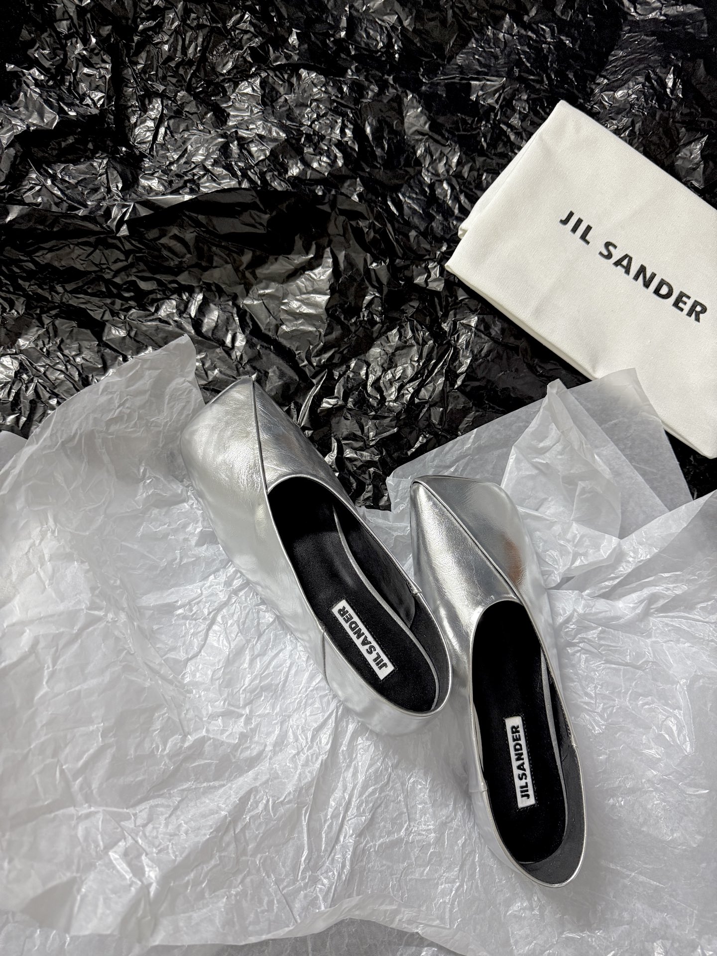 Jil sande* 𝟐𝟔𝐀𝐖新品方头芭蕾鞋｜极简主义的清冷诗意以利落方头重塑芭蕾鞋的经典轮廓 细腻小羊