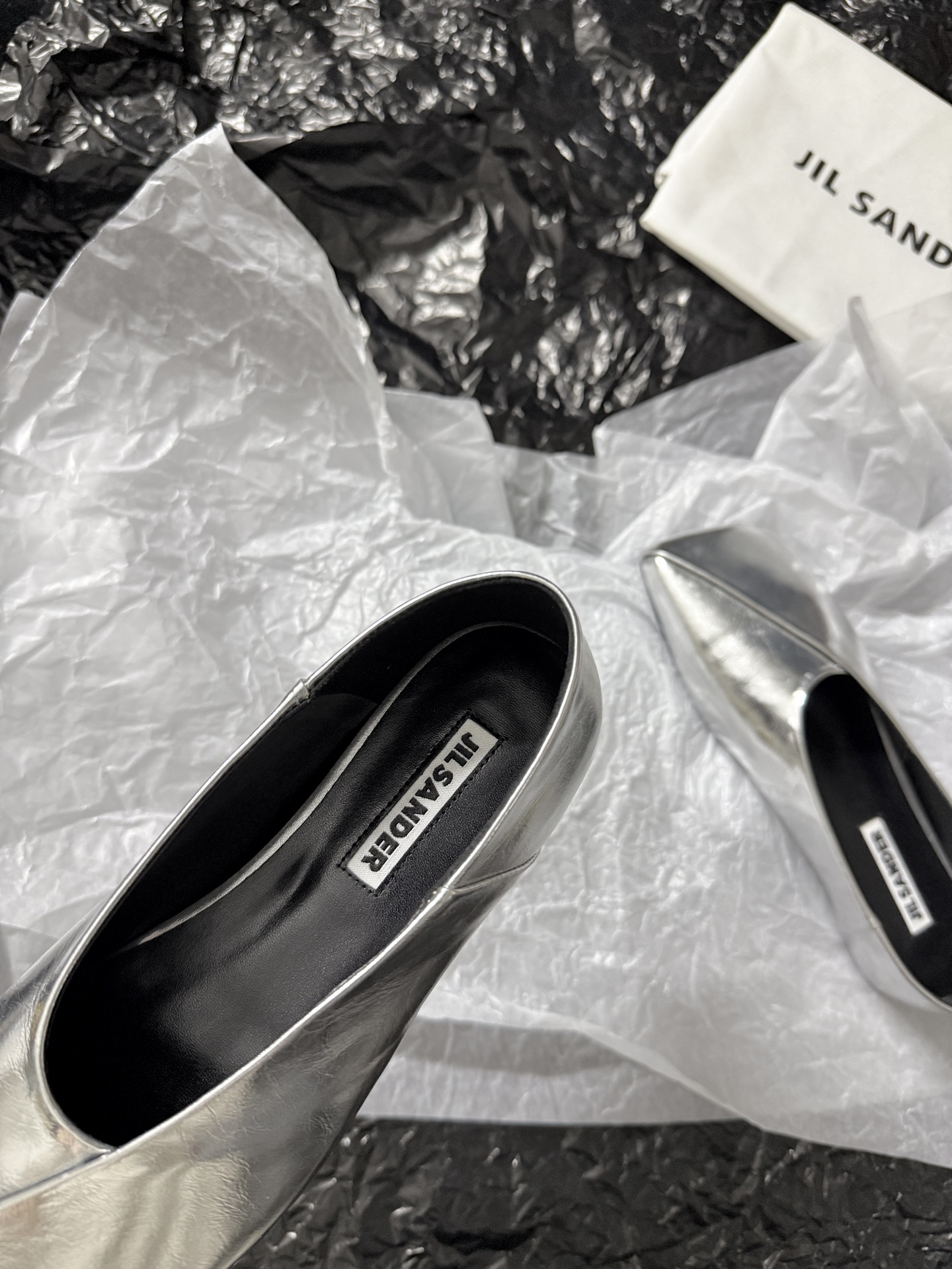 Jil sande* 𝟐𝟔𝐀𝐖新品方头芭蕾鞋｜极简主义的清冷诗意以利落方头重塑芭蕾鞋的经典轮廓 细腻小羊